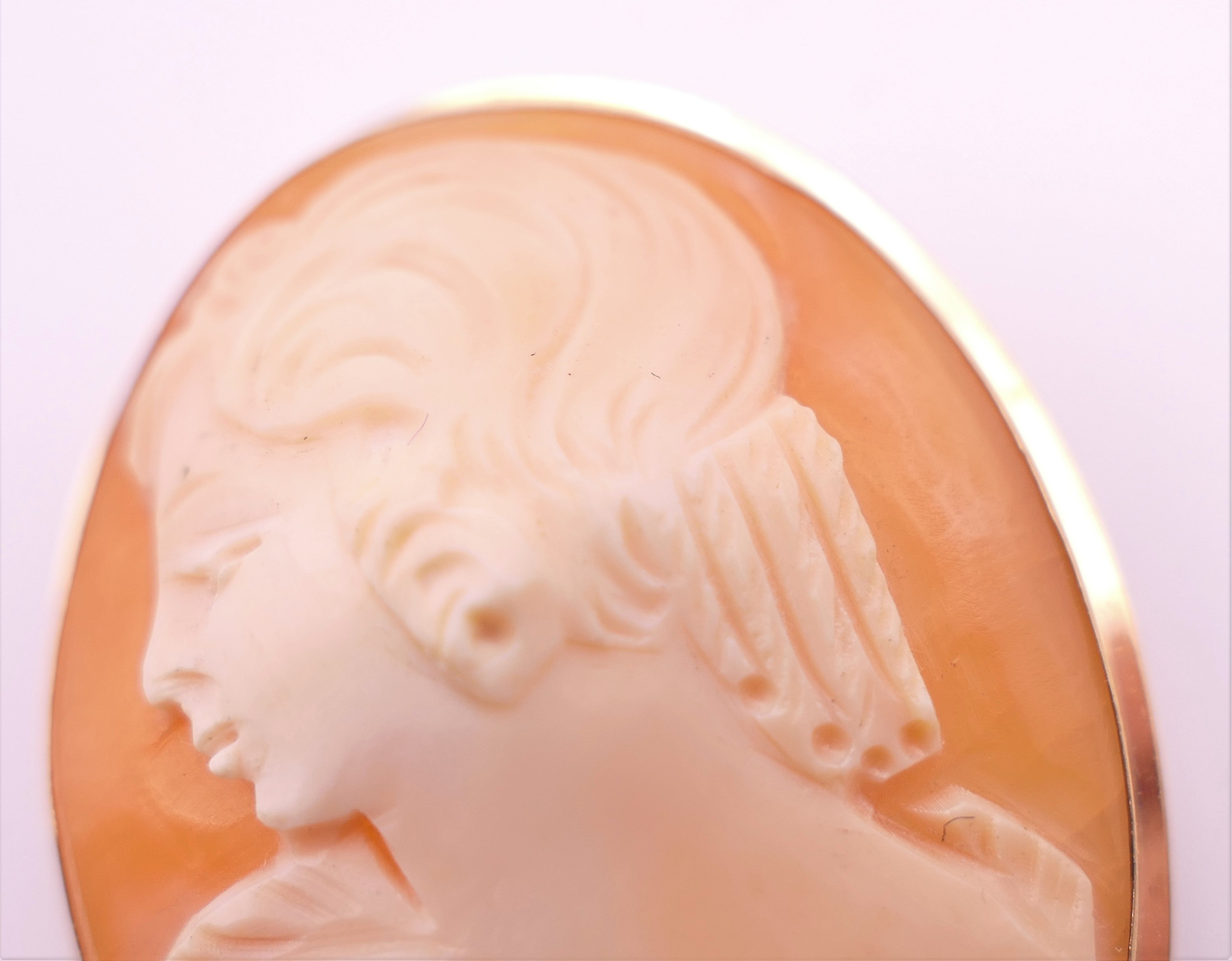 A vintage 9 ct gold cameo pendant/brooch. 4 cm high. - Image 5 of 5