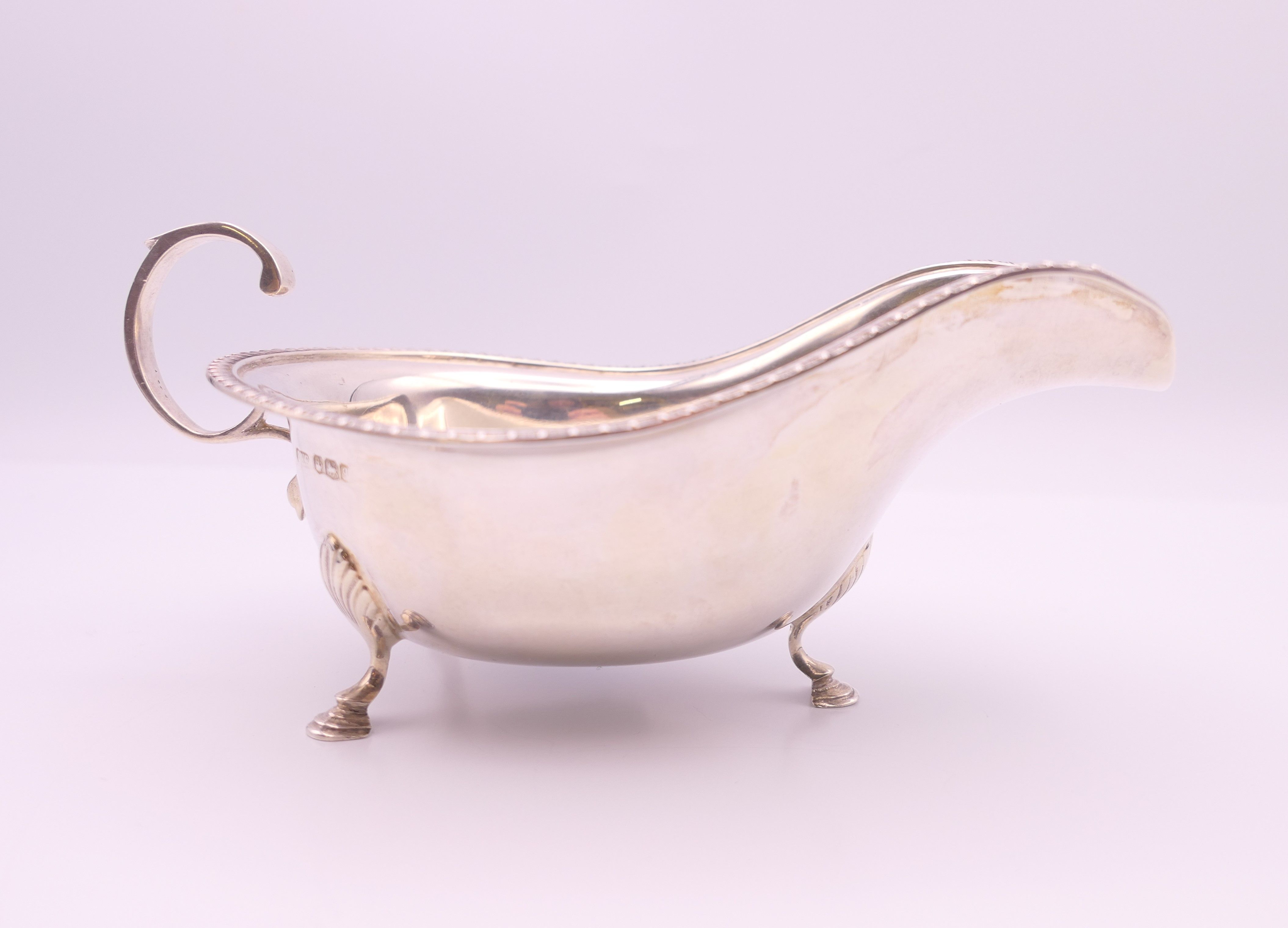 A silver sauceboat. 6.5 cm high x 15 cm long. 103.8 grammes. - Image 2 of 5