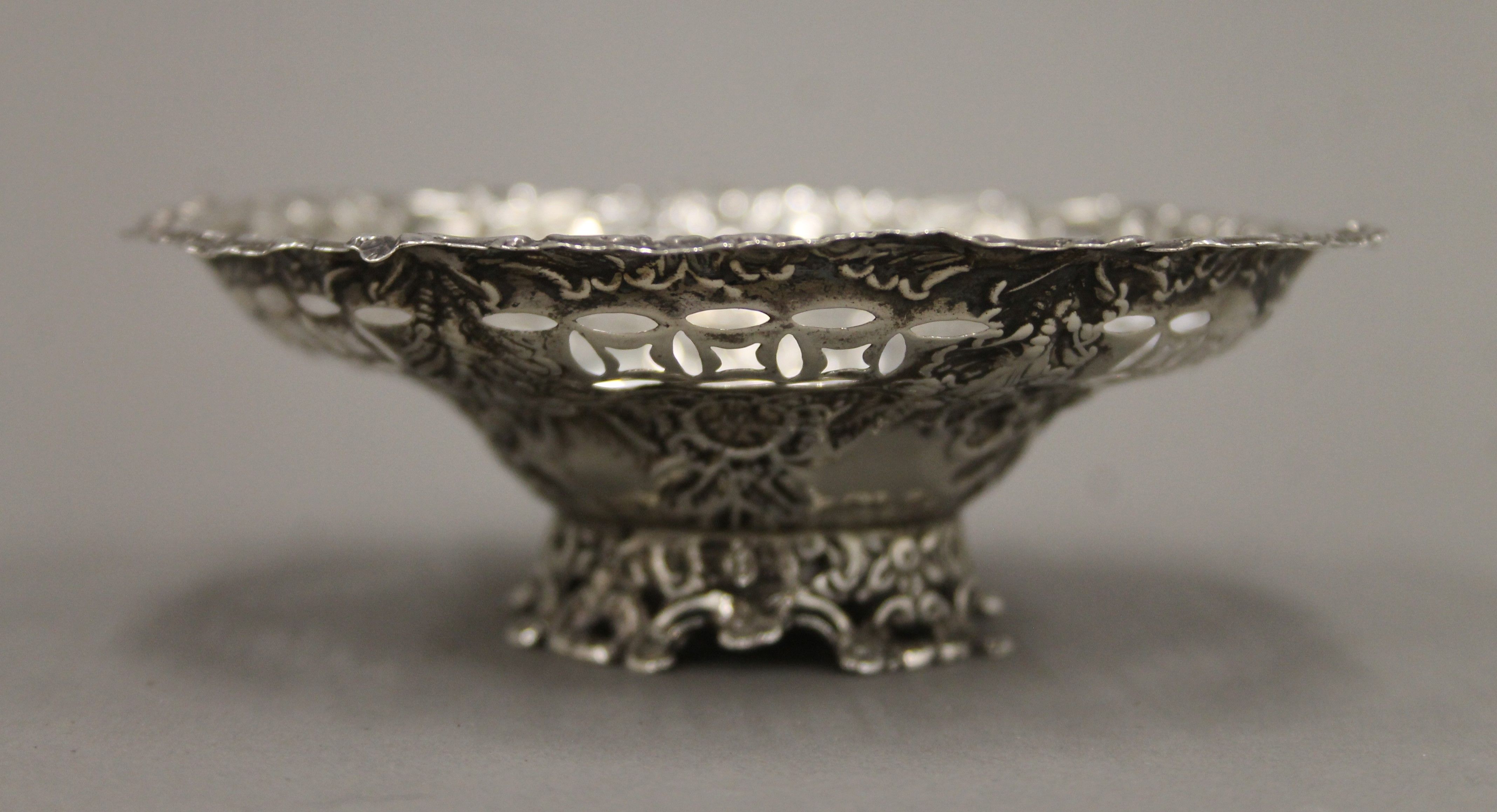 A silver bon bon dish, hallmarked Birmingham 1893. 11 cm diameter. 45.4 grammes. - Image 2 of 4