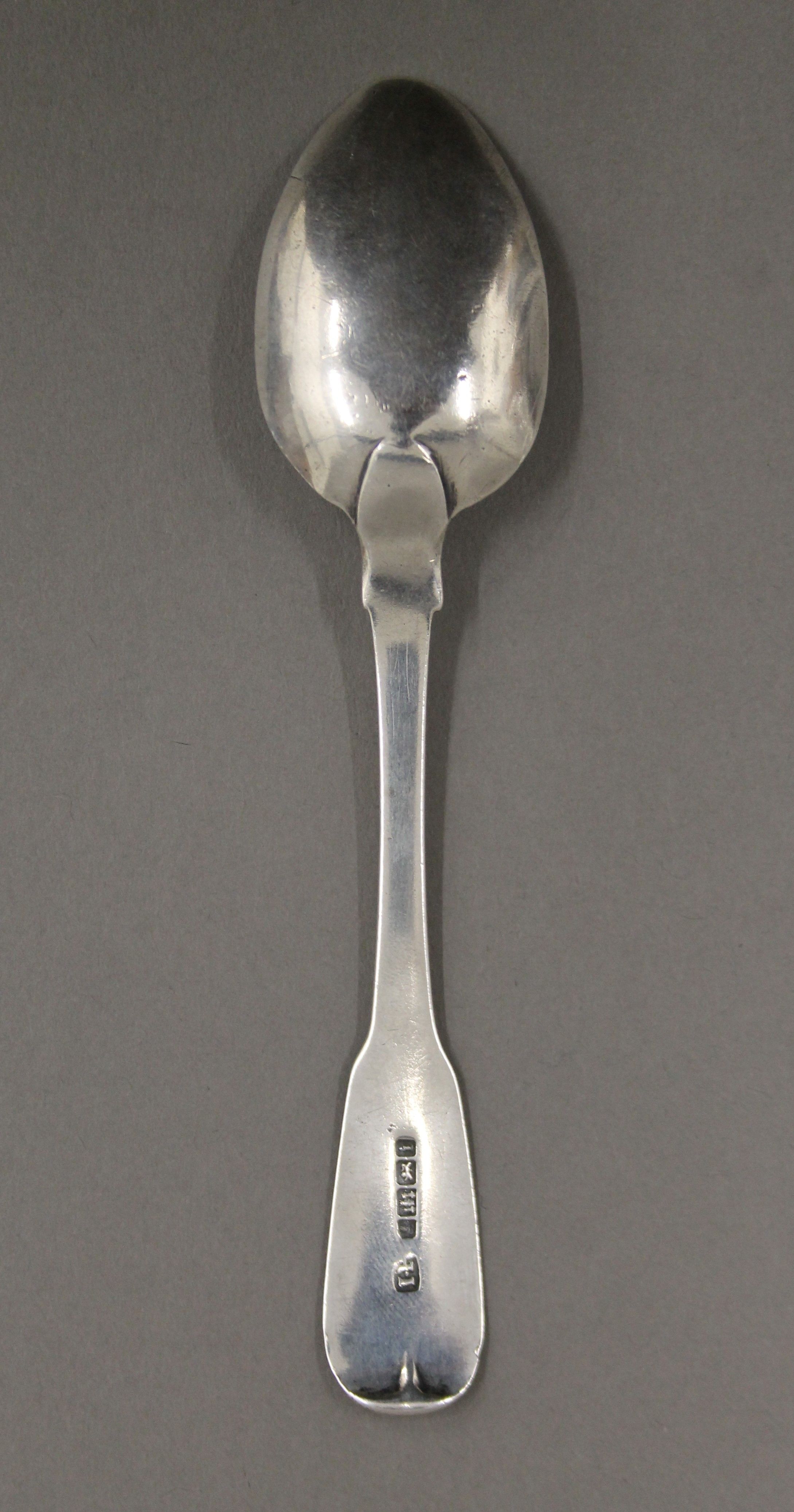 Four Fiddle Pattern silver teaspoons and a dessert spoon, hallmarked for Exeter. 110 cm grammes. - Image 5 of 6