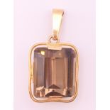 A 18 K gold and smoky quartz pendant. 4 cm high. 13 grammes total weight.