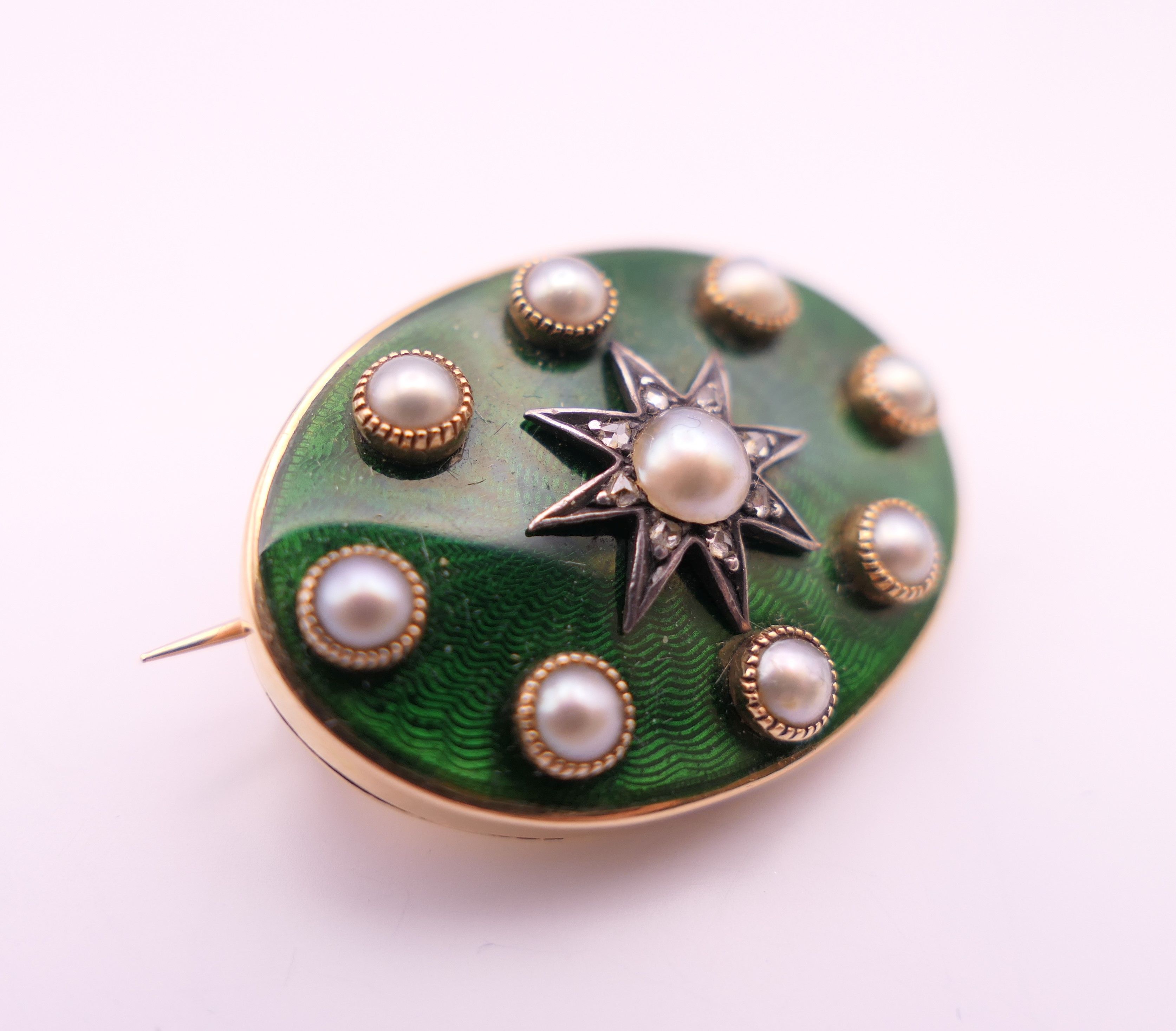 A gold, pearl and green enamel brooch, cased. 2.5 cm x 1.75 cm. 7.9 grammes total weight. - Image 4 of 10