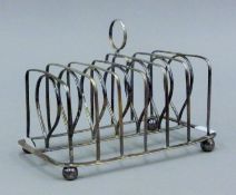 A Georgian silver toast rack. 16.5 cm long.