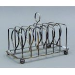 A Georgian silver toast rack. 16.5 cm long.