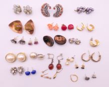 A quantity of earrings.