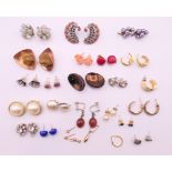 A quantity of earrings.