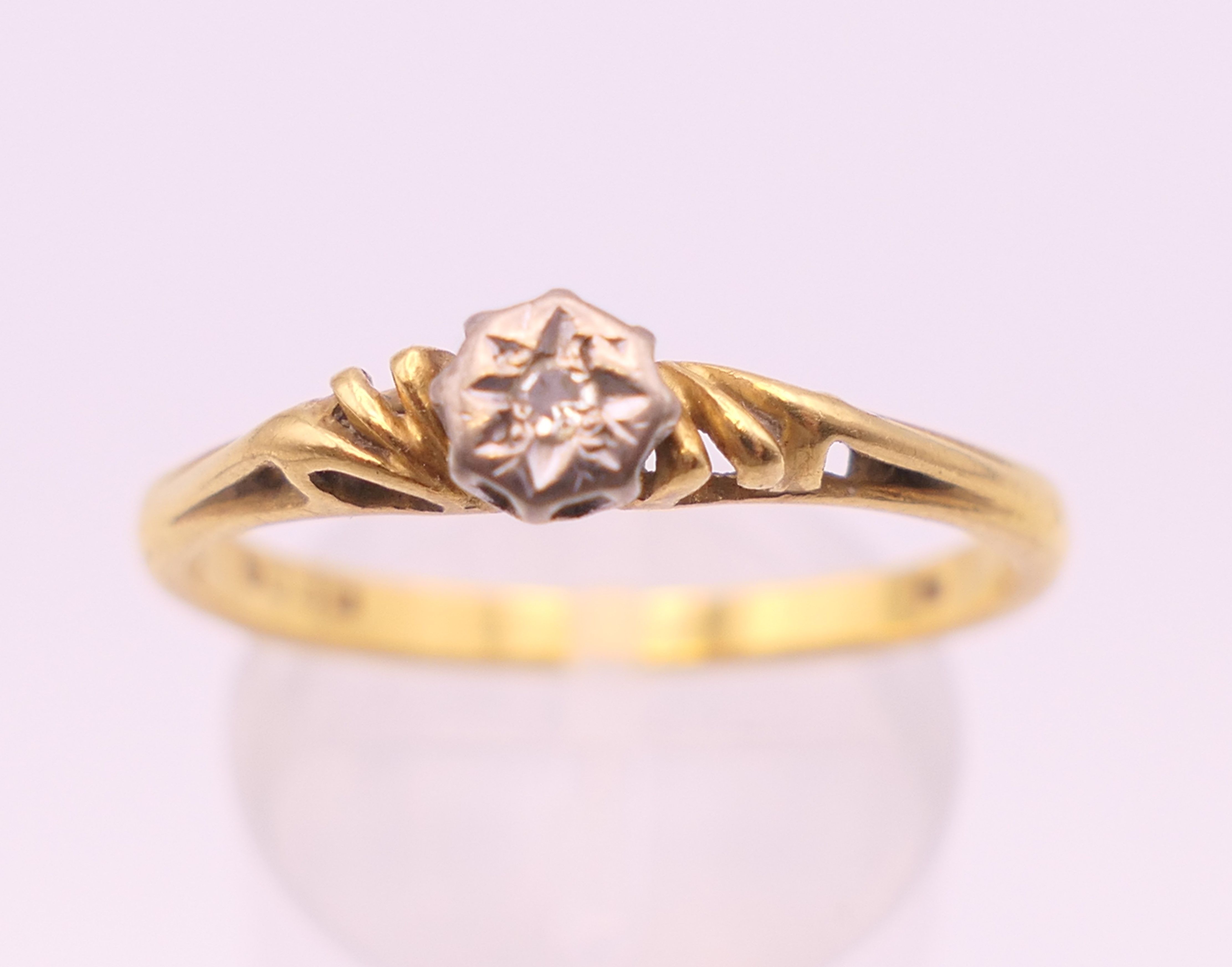 Three various 18 ct gold rings. 10 grammes total weight. - Image 5 of 11