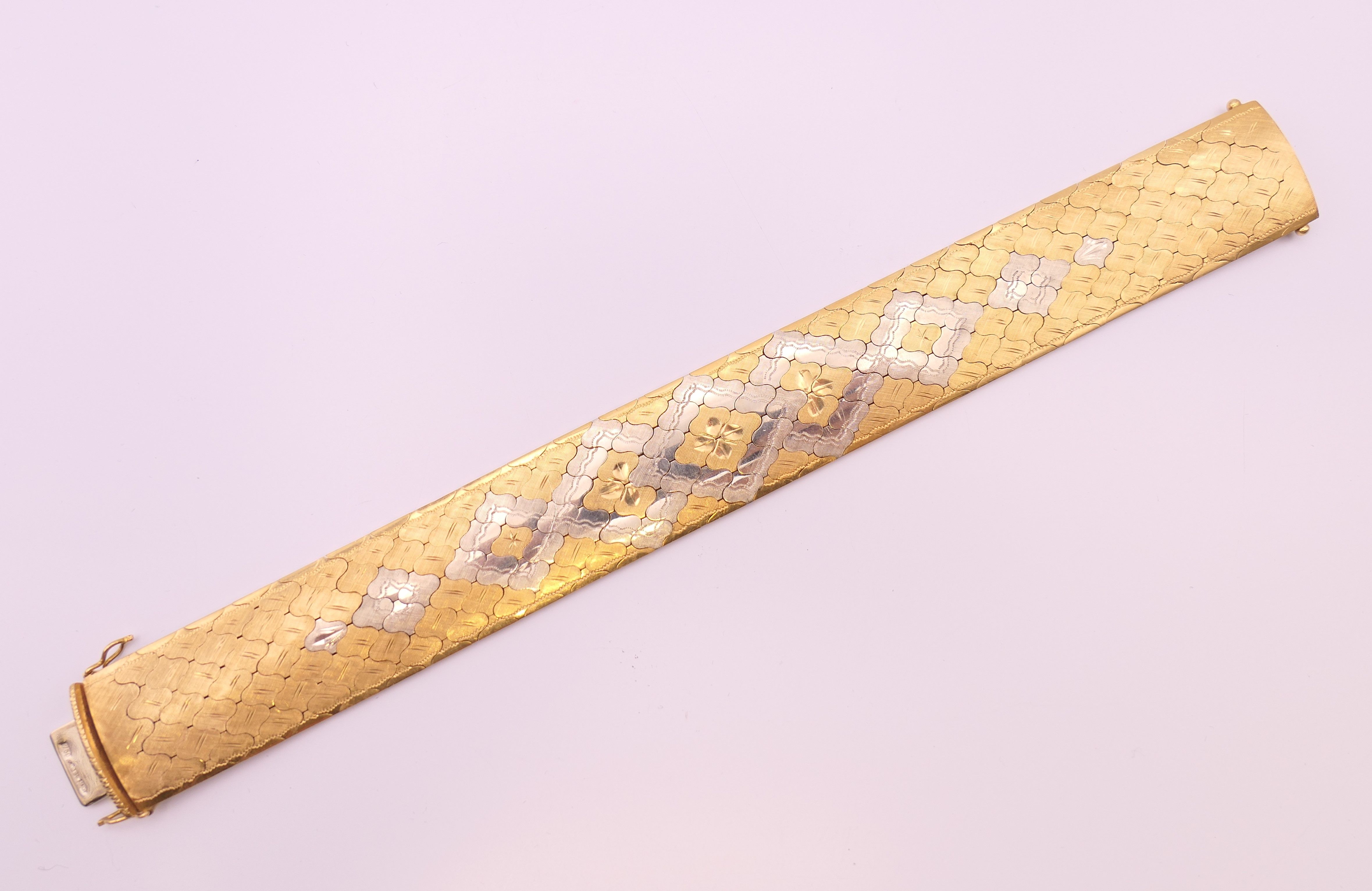 An 18 ct gold bracelet. 19 cm long. 49.9 grammes. - Image 2 of 9