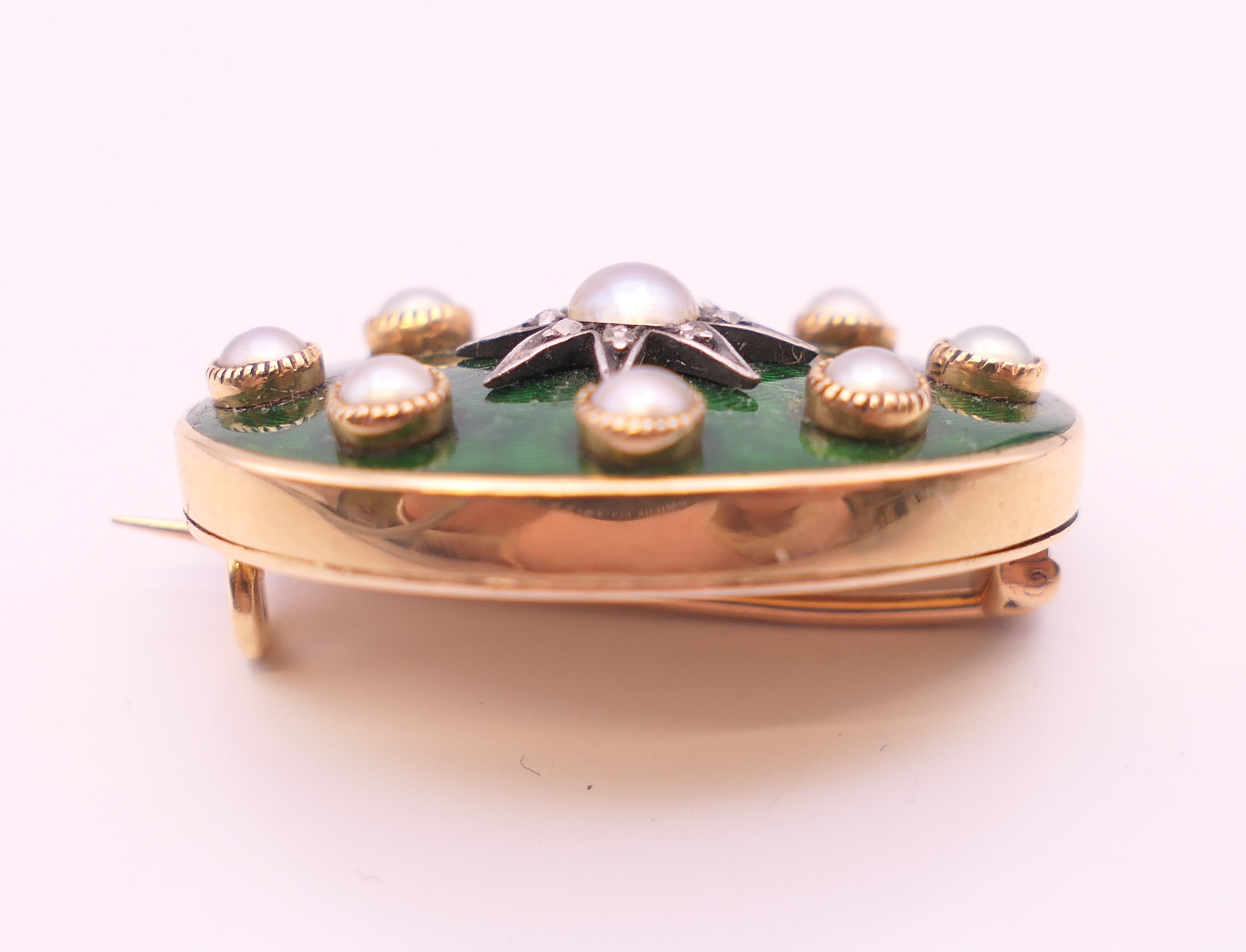 A gold, pearl and green enamel brooch, cased. 2.5 cm x 1.75 cm. 7.9 grammes total weight. - Image 3 of 10