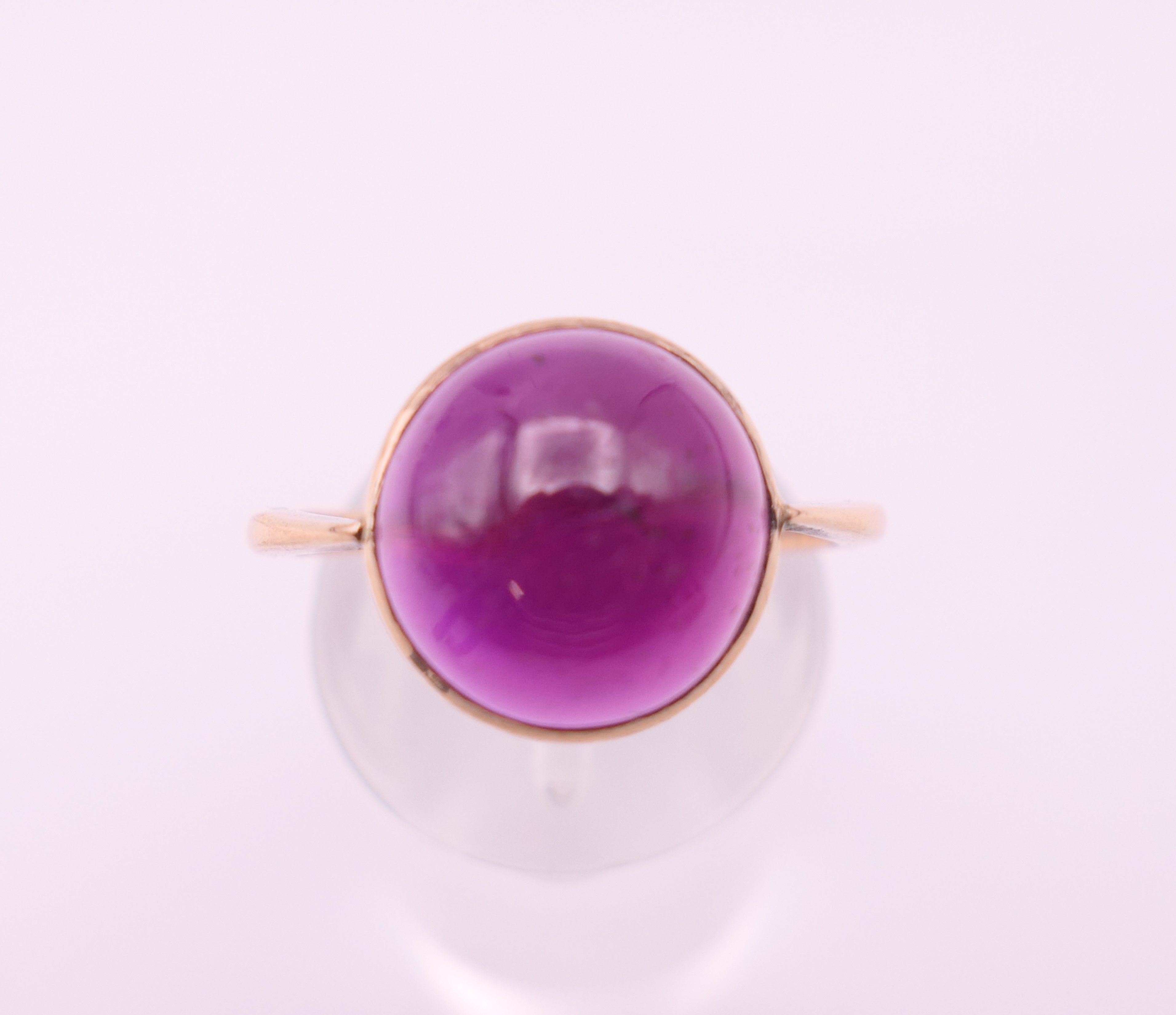 A 9 ct gold cabochon amethyst ring. Ring size N/O. - Image 6 of 7