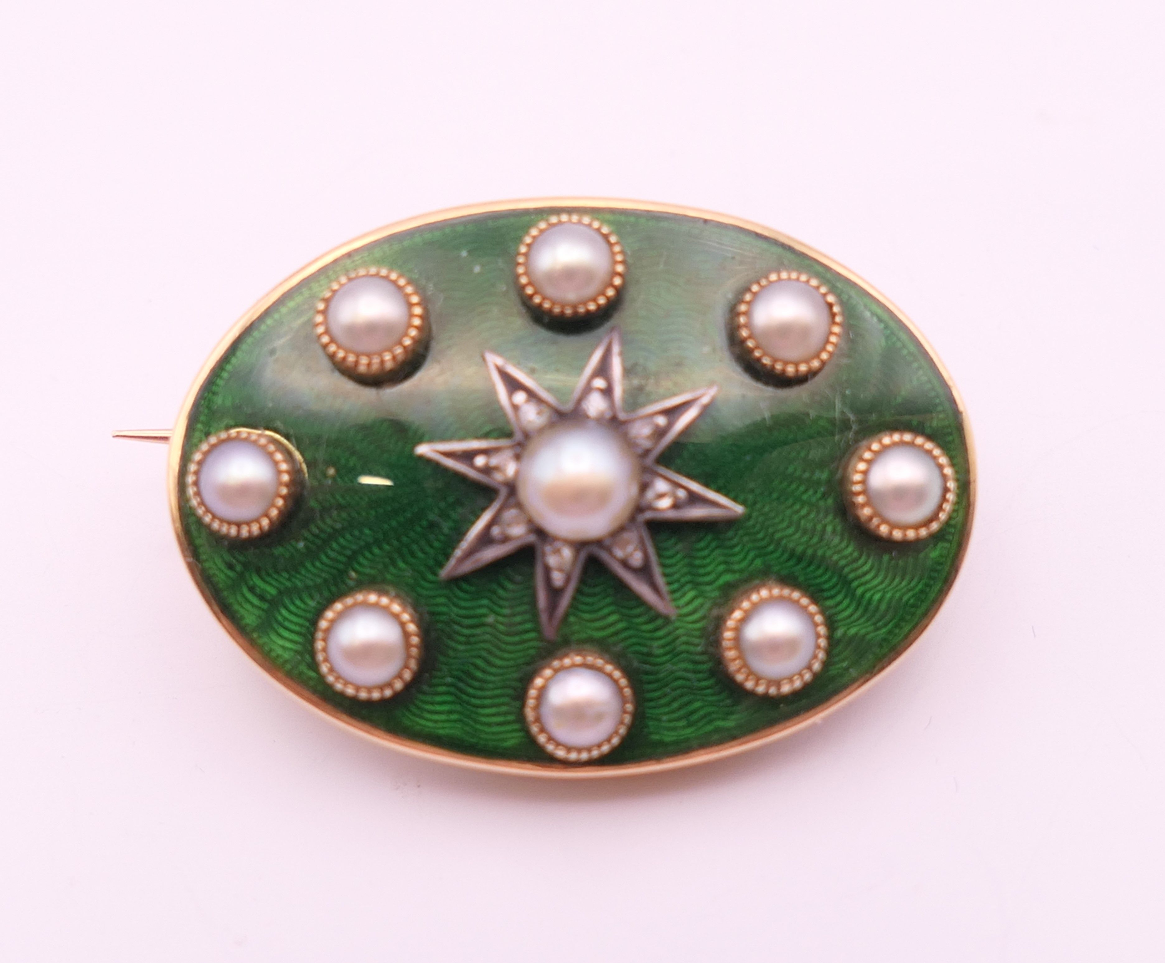 A gold, pearl and green enamel brooch, cased. 2.5 cm x 1.75 cm. 7.9 grammes total weight. - Image 10 of 10