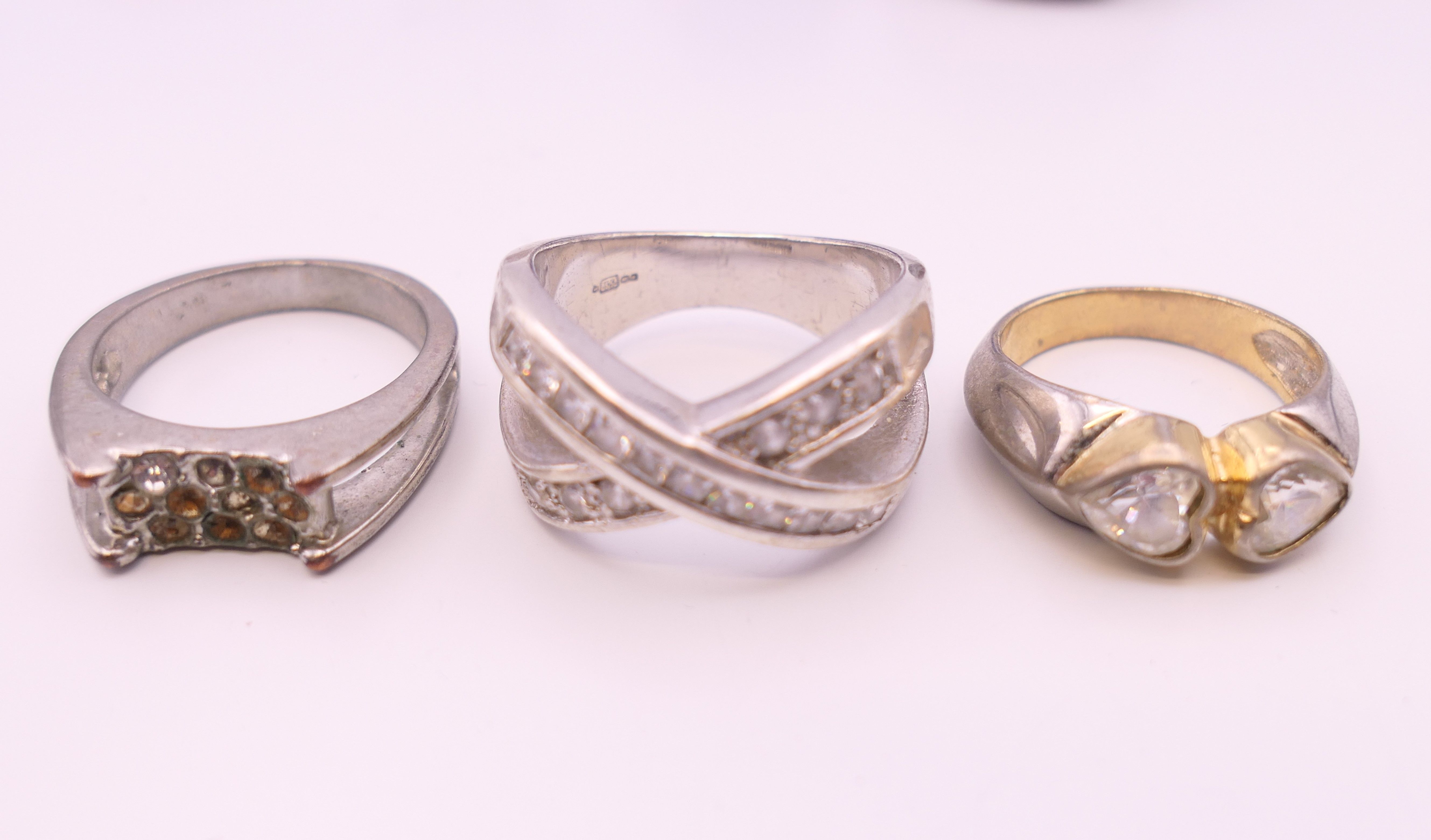 A quantity of silver rings. 56.8 grammes total weight. - Image 6 of 7