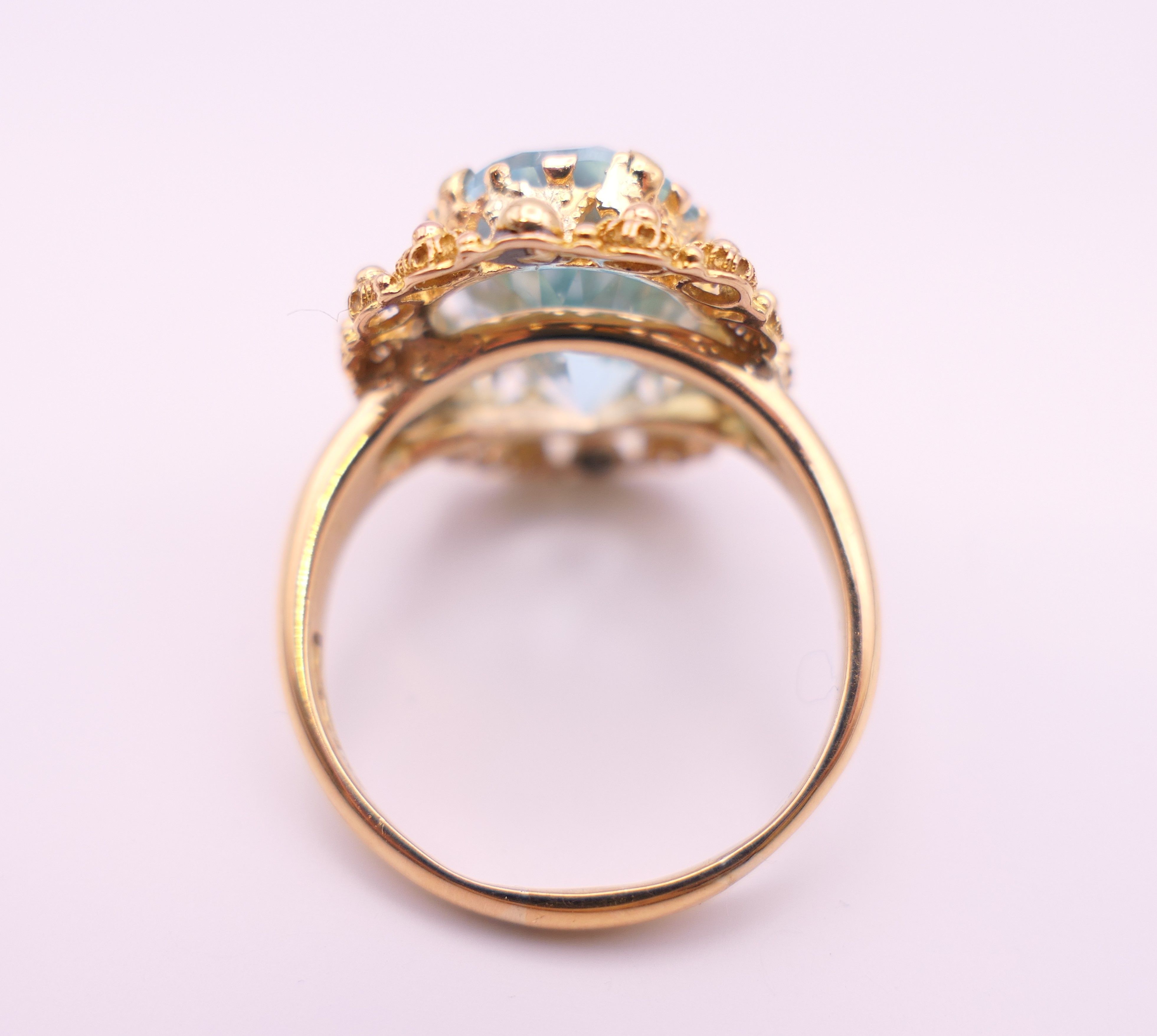 An 18 ct gold topaz ring. Ring size N. - Image 4 of 7