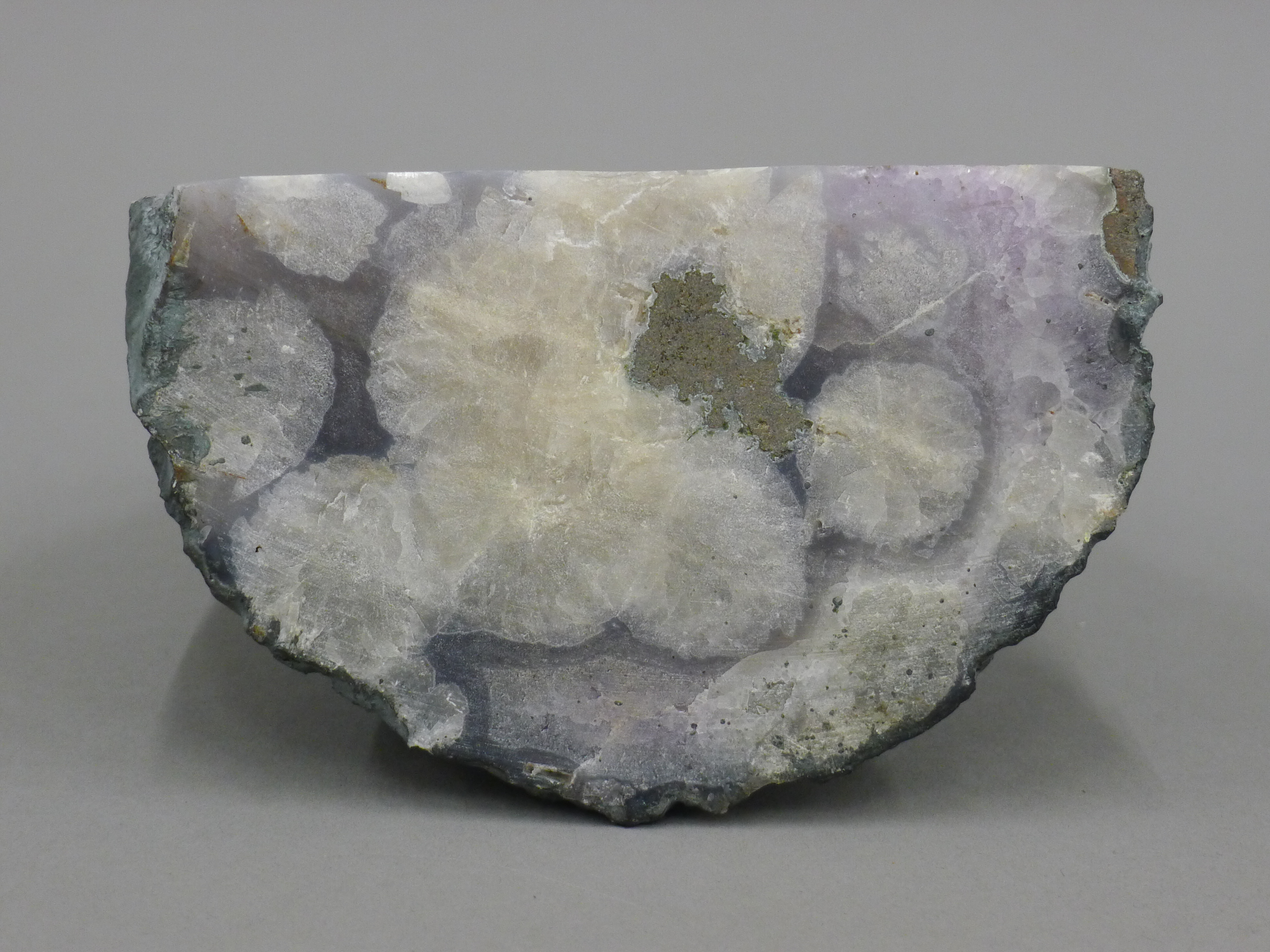 An amethyst geode. 18.5 cm high. - Image 5 of 8