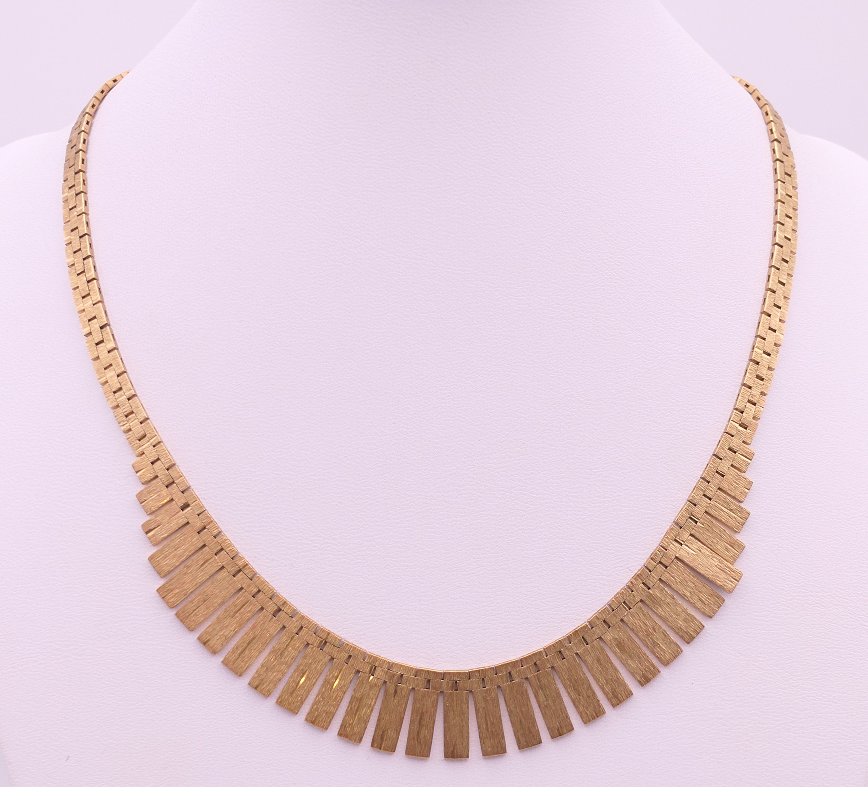 A 9 ct gold necklace. 42 cm long. 33.6 grammes. - Image 8 of 8