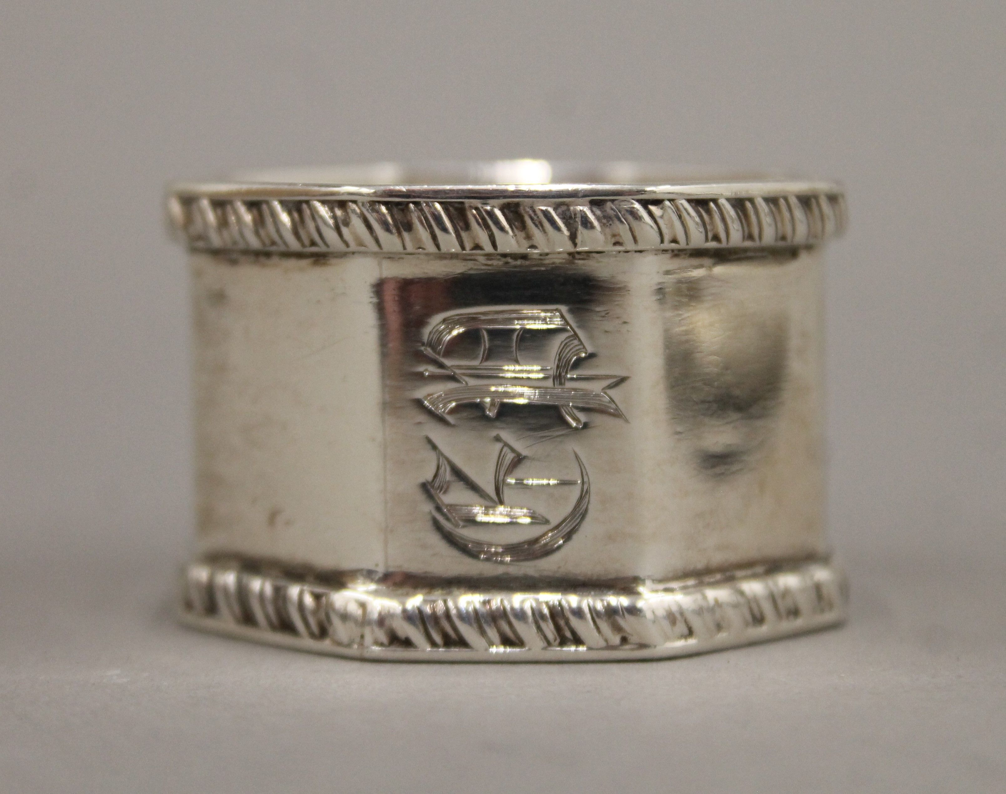 A silver compact, a silver salt and a silver napkin ring. 156.4 grammes. - Image 7 of 11