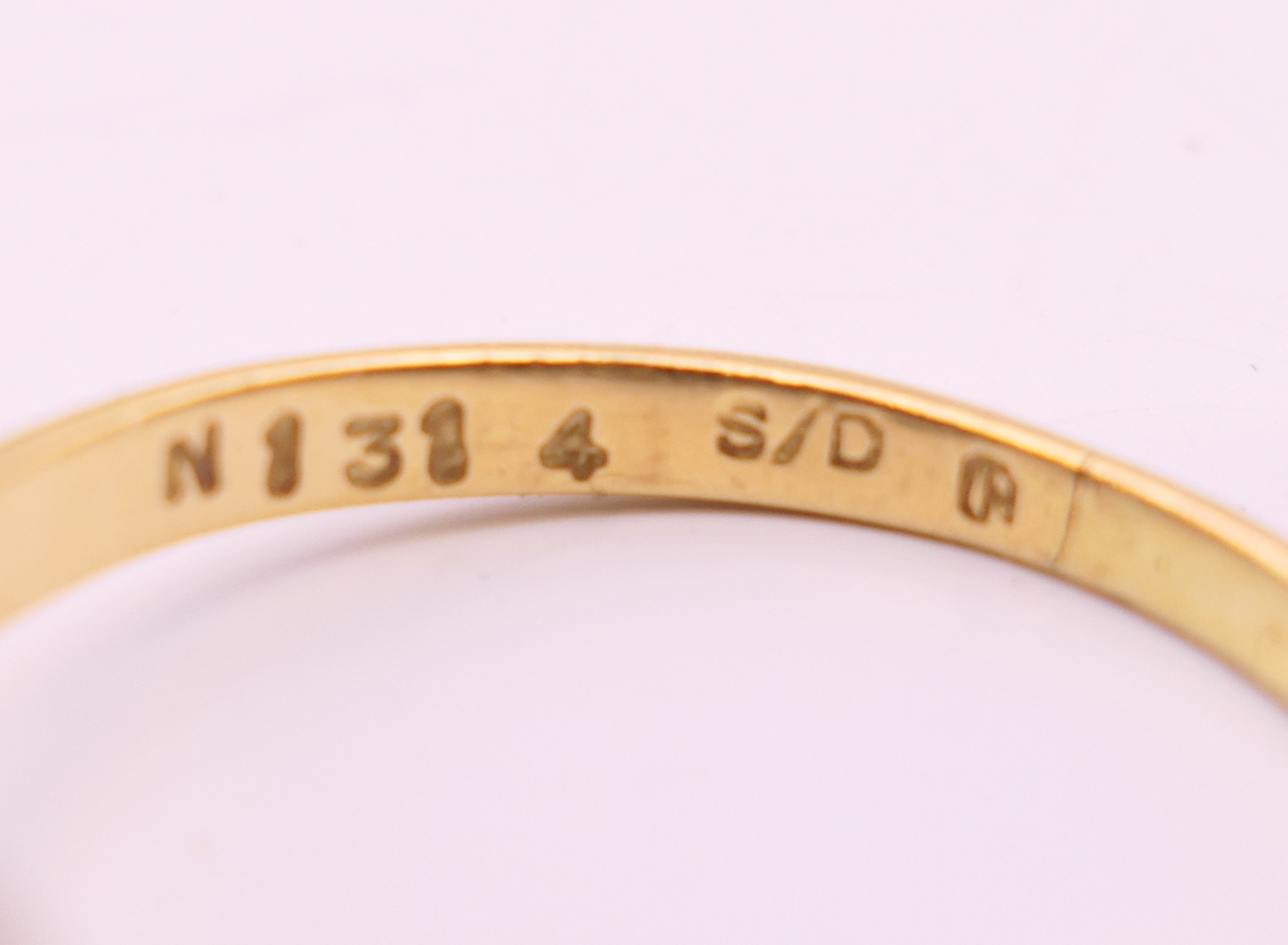 Three various 18 ct gold rings. 10 grammes total weight. - Image 3 of 11