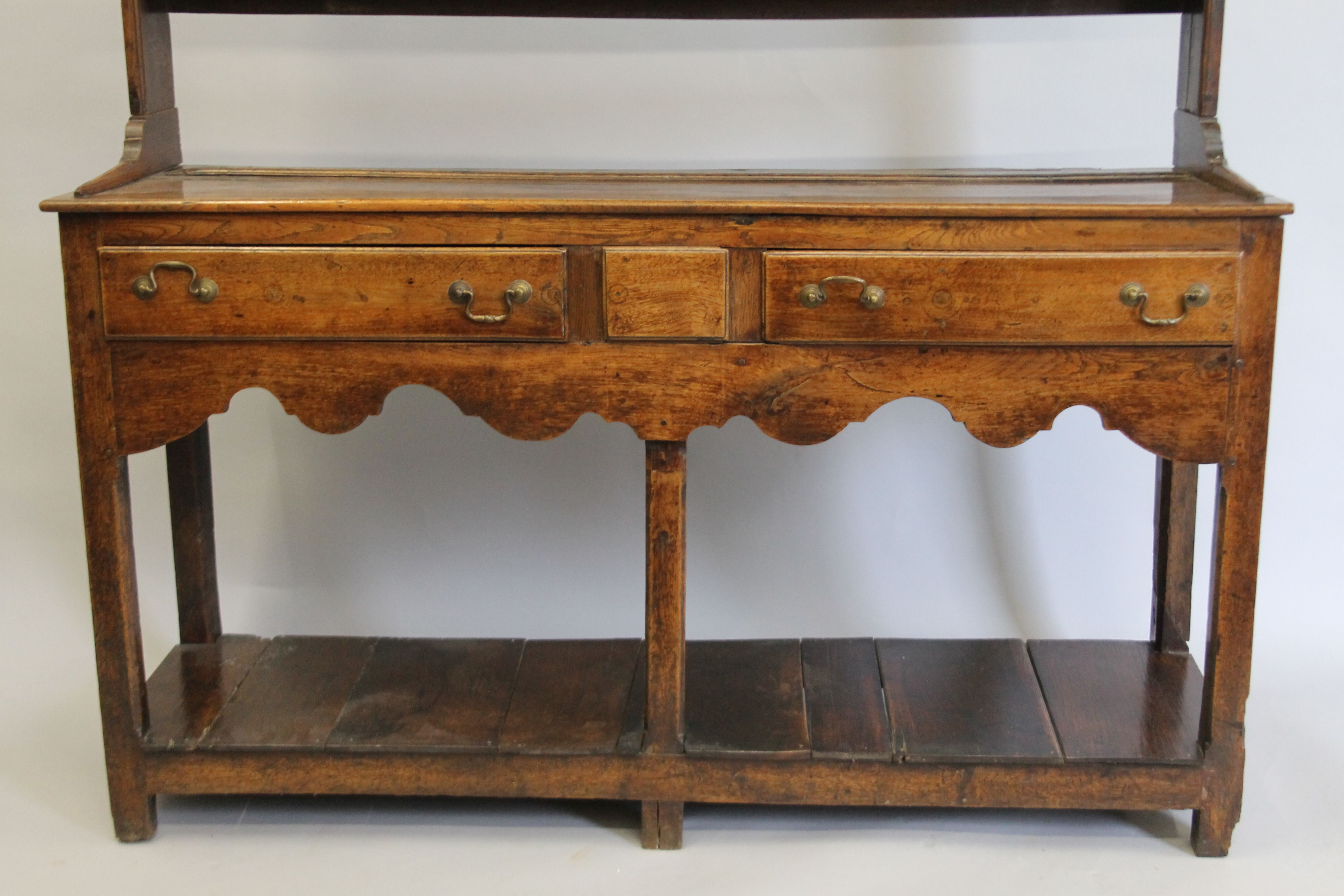 A Georgian oak pot board dresser. 134 cm wide. - Image 2 of 8