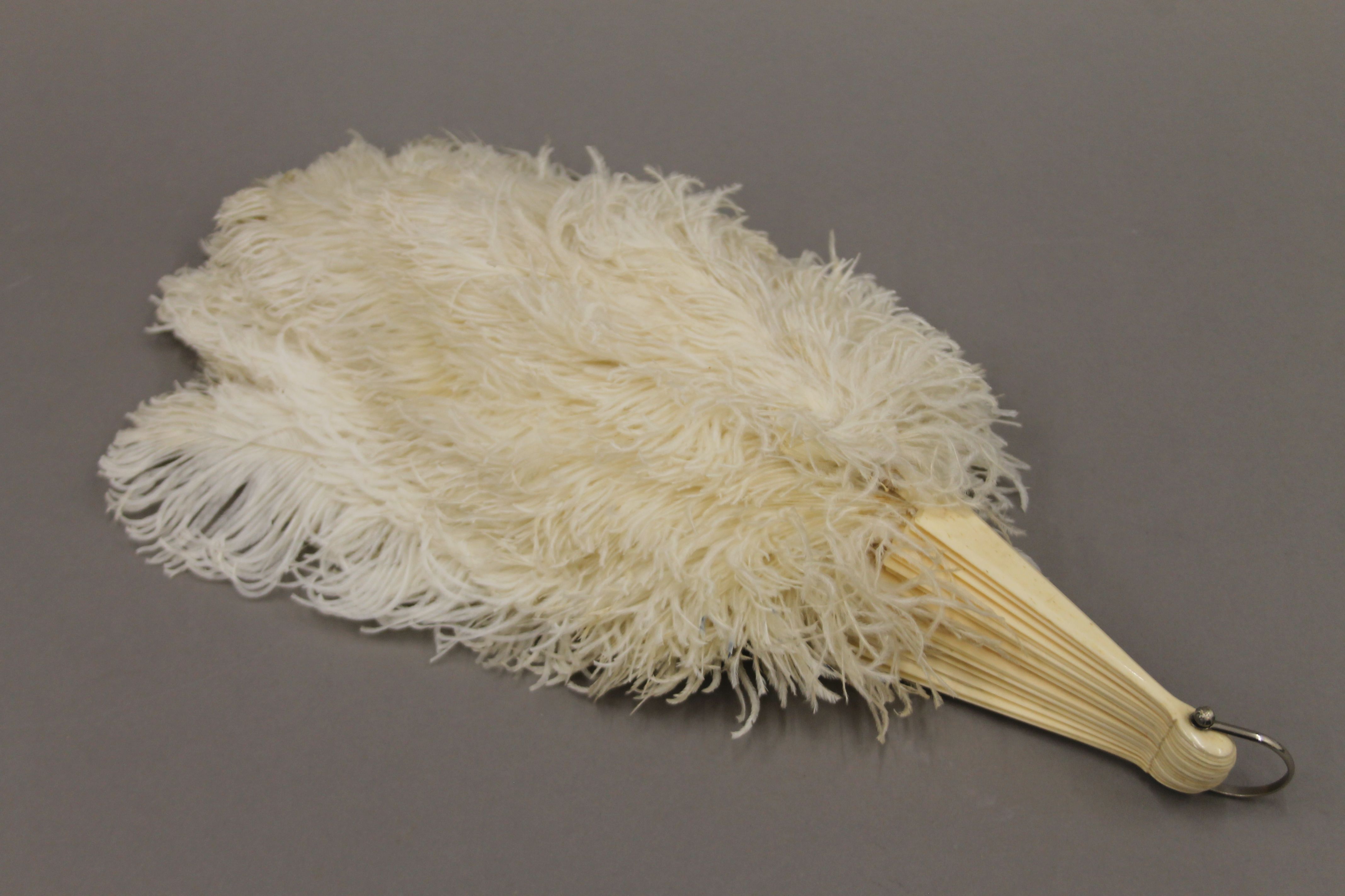 An ostrich feather fan with bone guards. 40 cm high. - Image 3 of 4