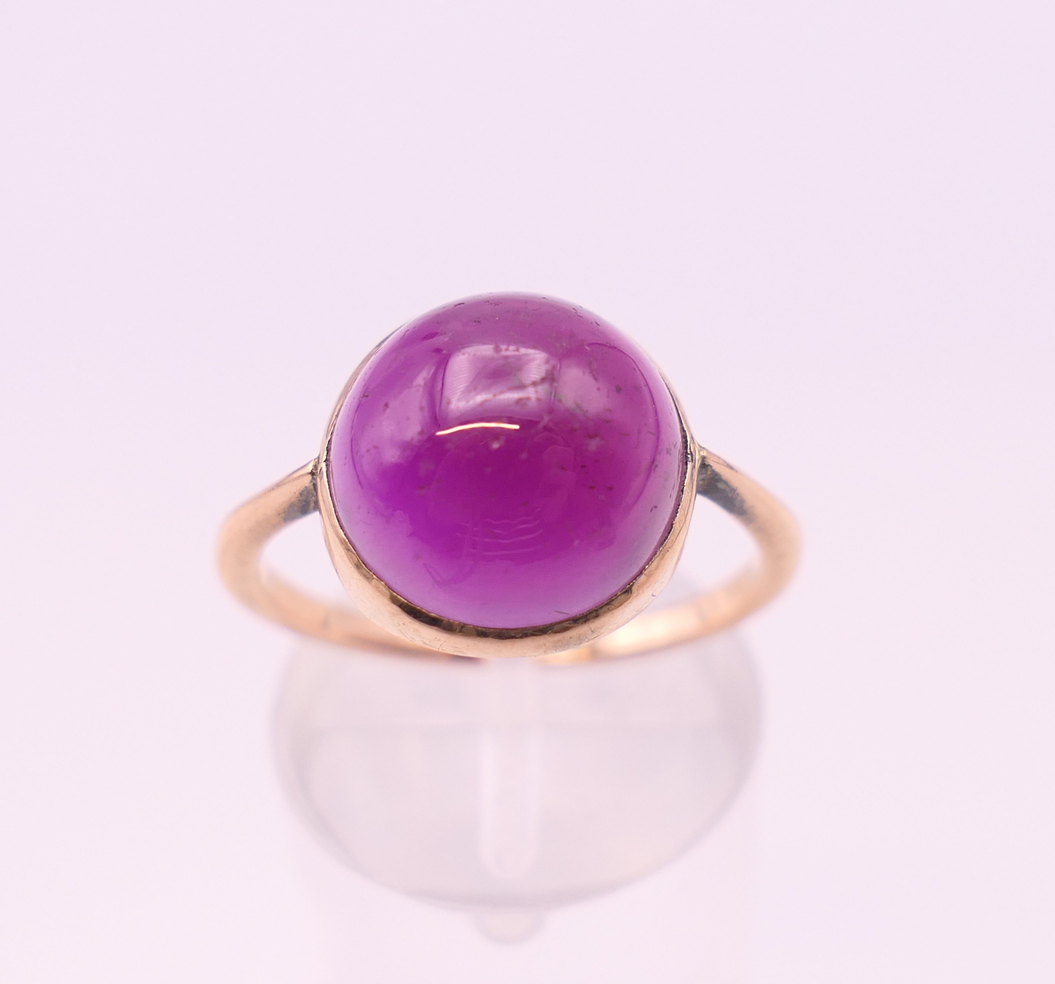A 9 ct gold cabochon amethyst ring. Ring size N/O. - Image 5 of 7