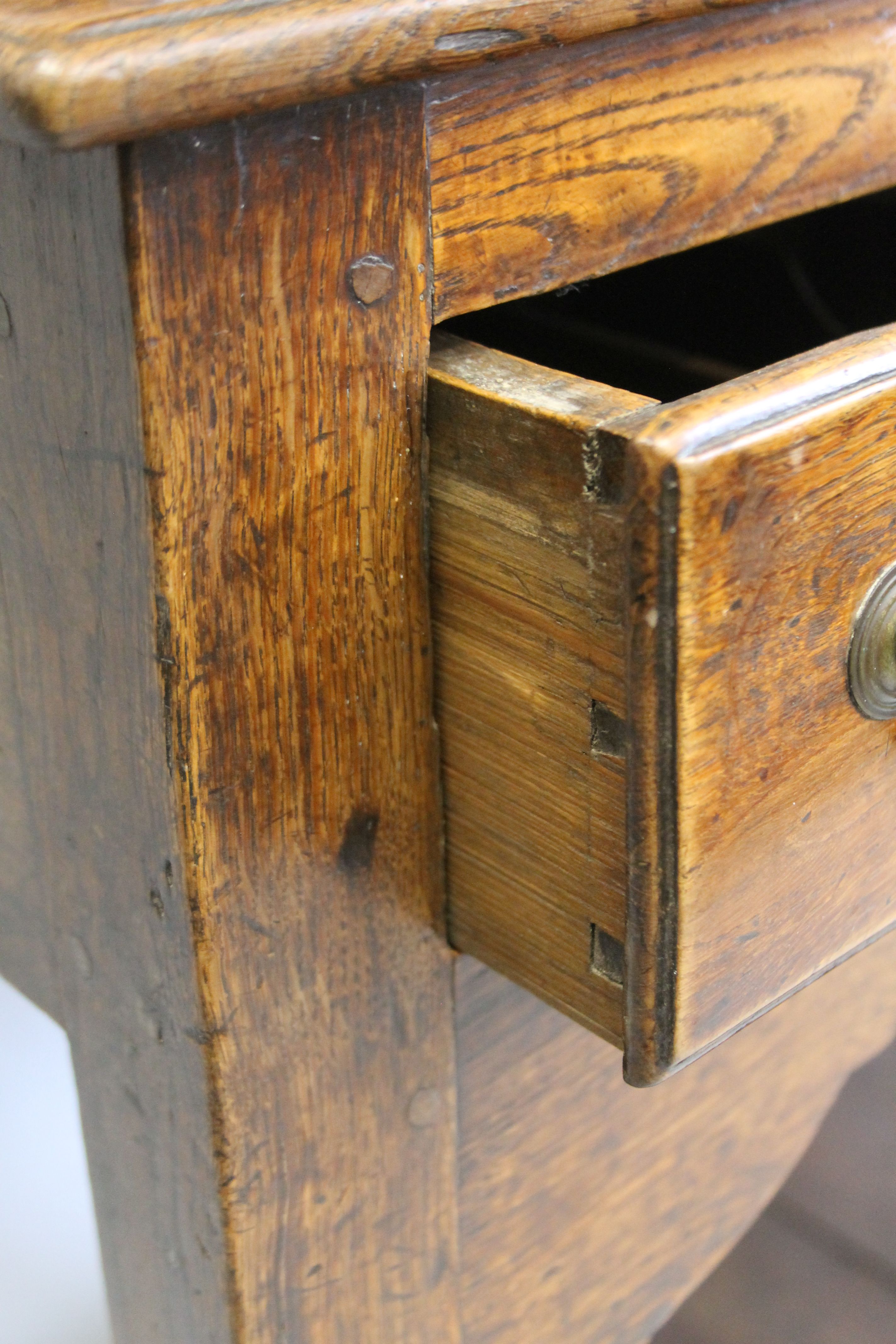 A Georgian oak pot board dresser. 134 cm wide. - Image 5 of 8