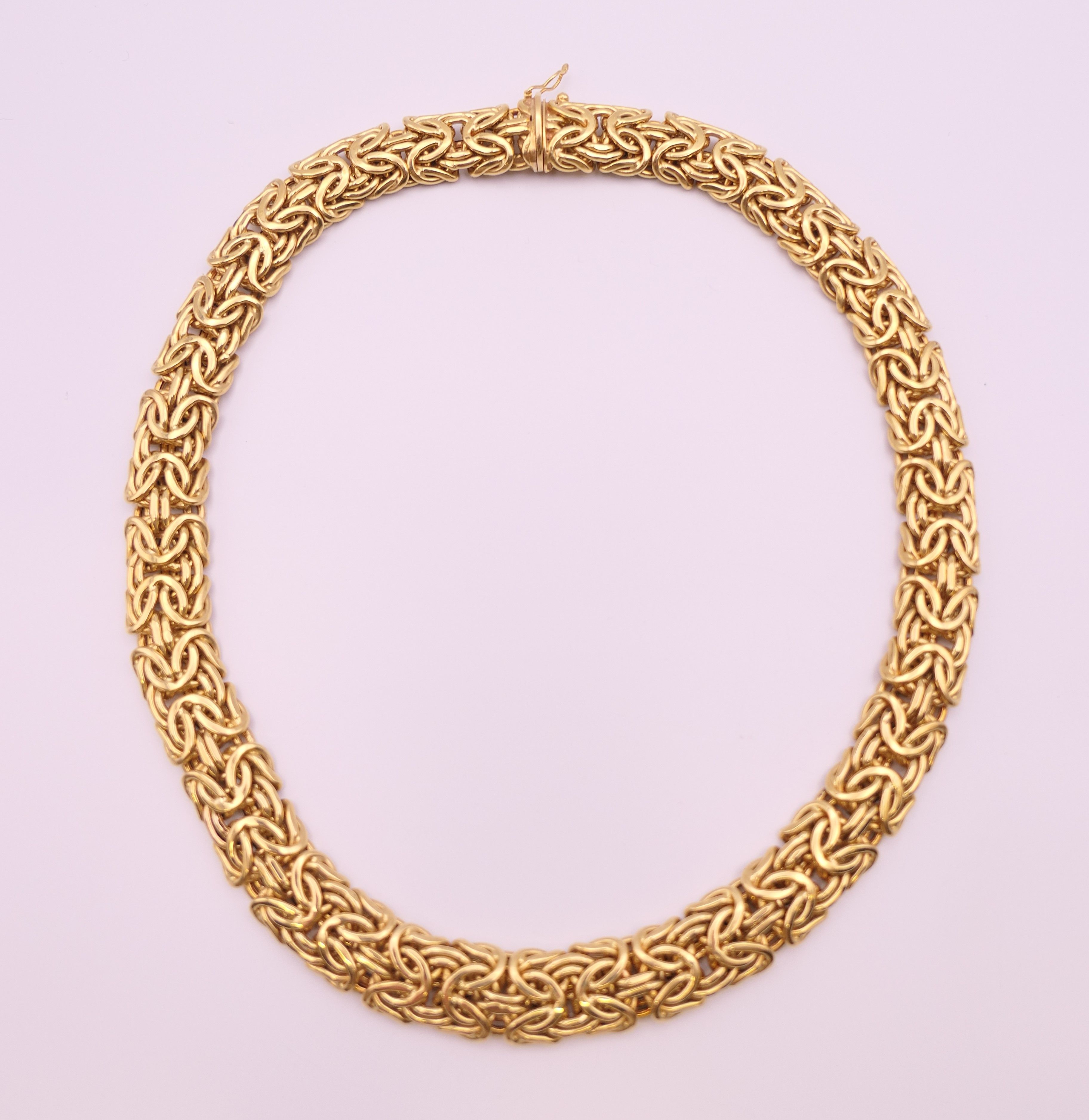 An 18 ct gold twist form necklace. 45.5 cm long. 80.5 grammes.