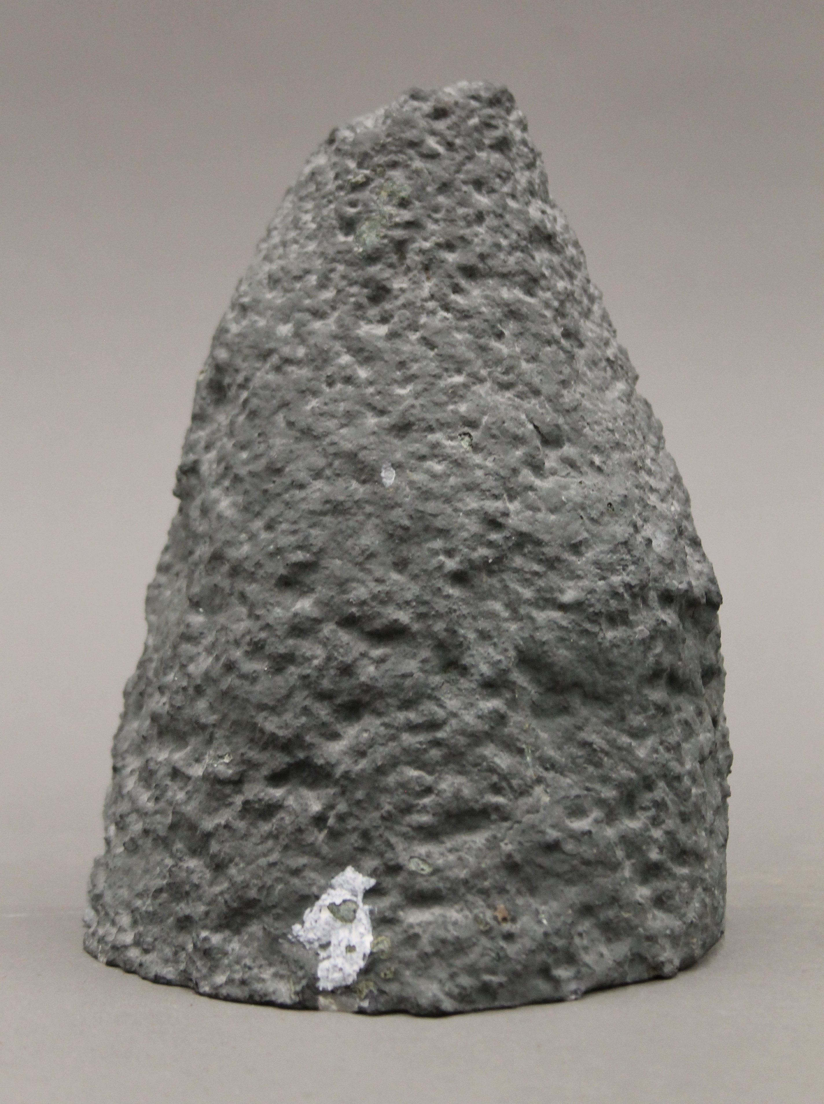 An amethyst geode. 18.5 cm high. - Image 3 of 8