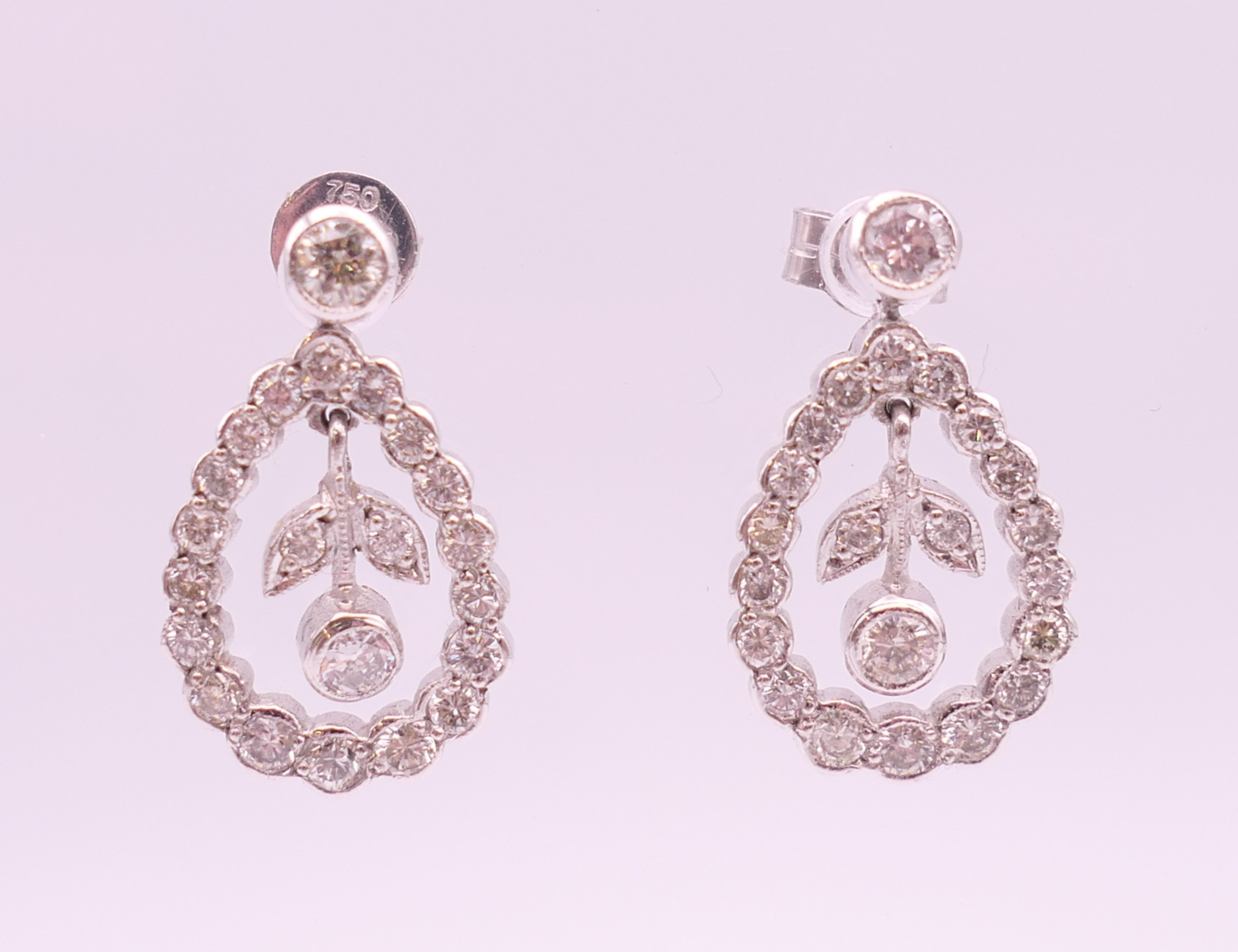 A pair of 18 ct white gold ''floral'' hoop drop earrings. 2 cm high. - Image 2 of 7