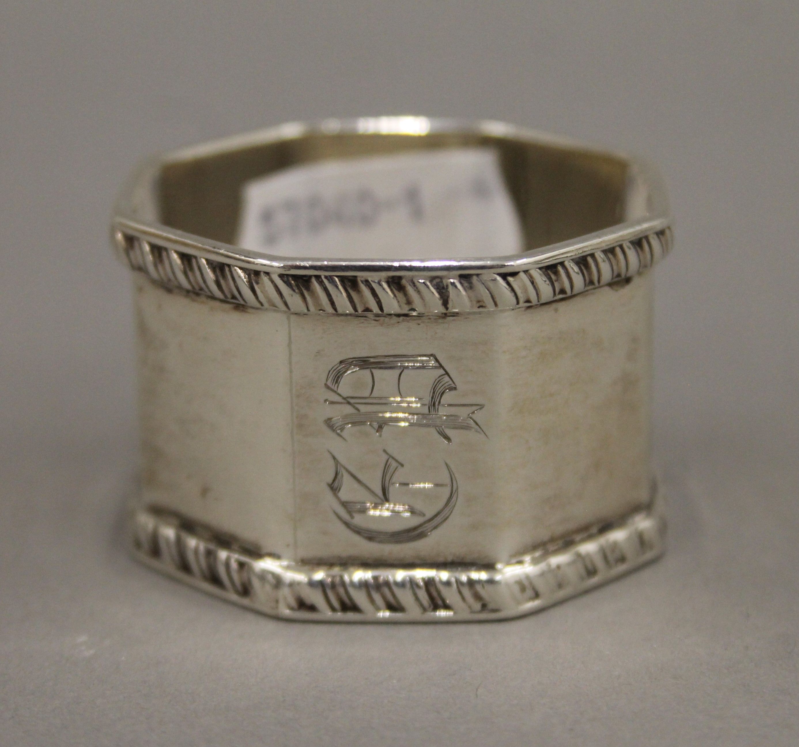 A silver compact, a silver salt and a silver napkin ring. 156.4 grammes. - Image 6 of 11