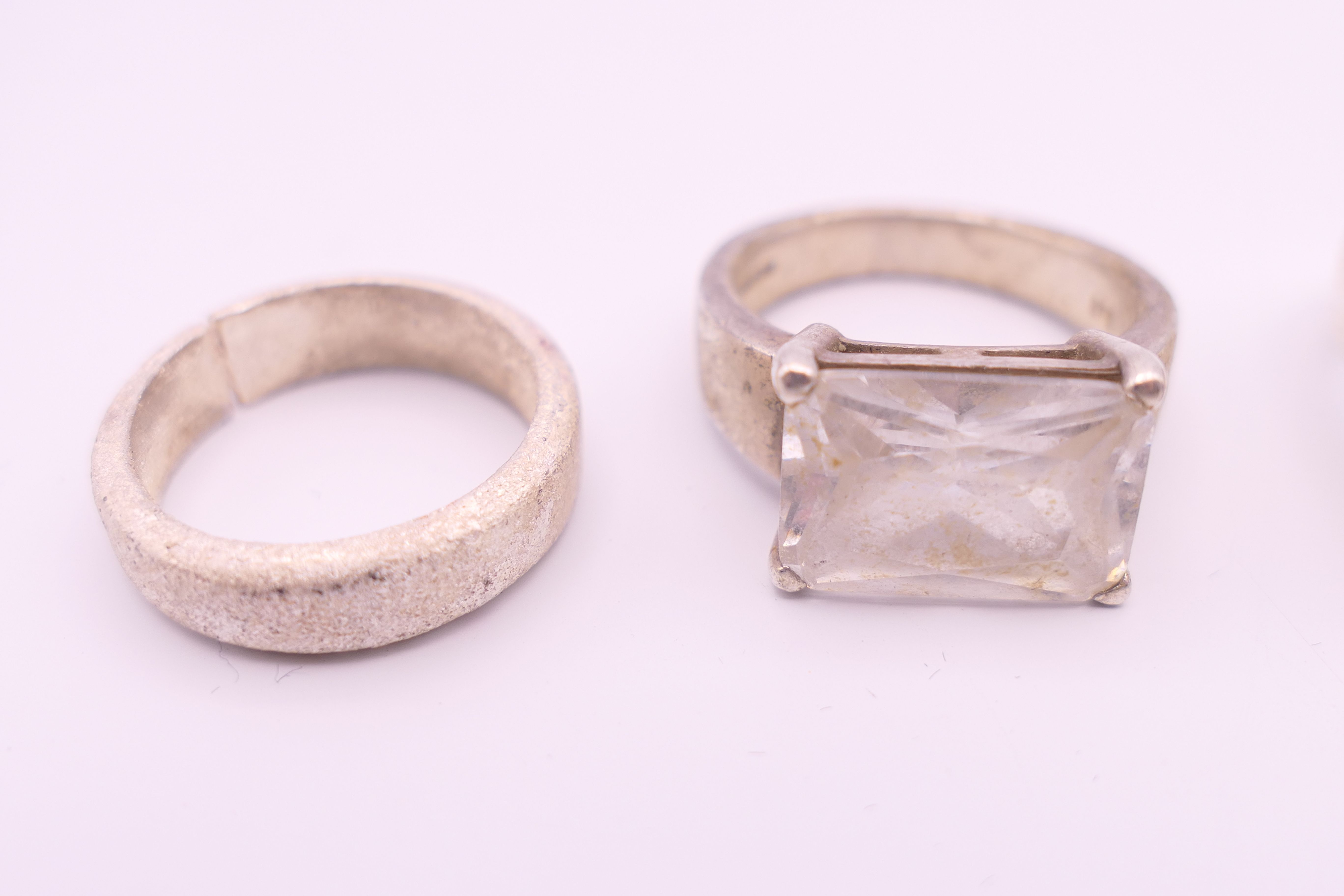 A quantity of silver rings. 56.8 grammes total weight. - Image 2 of 7