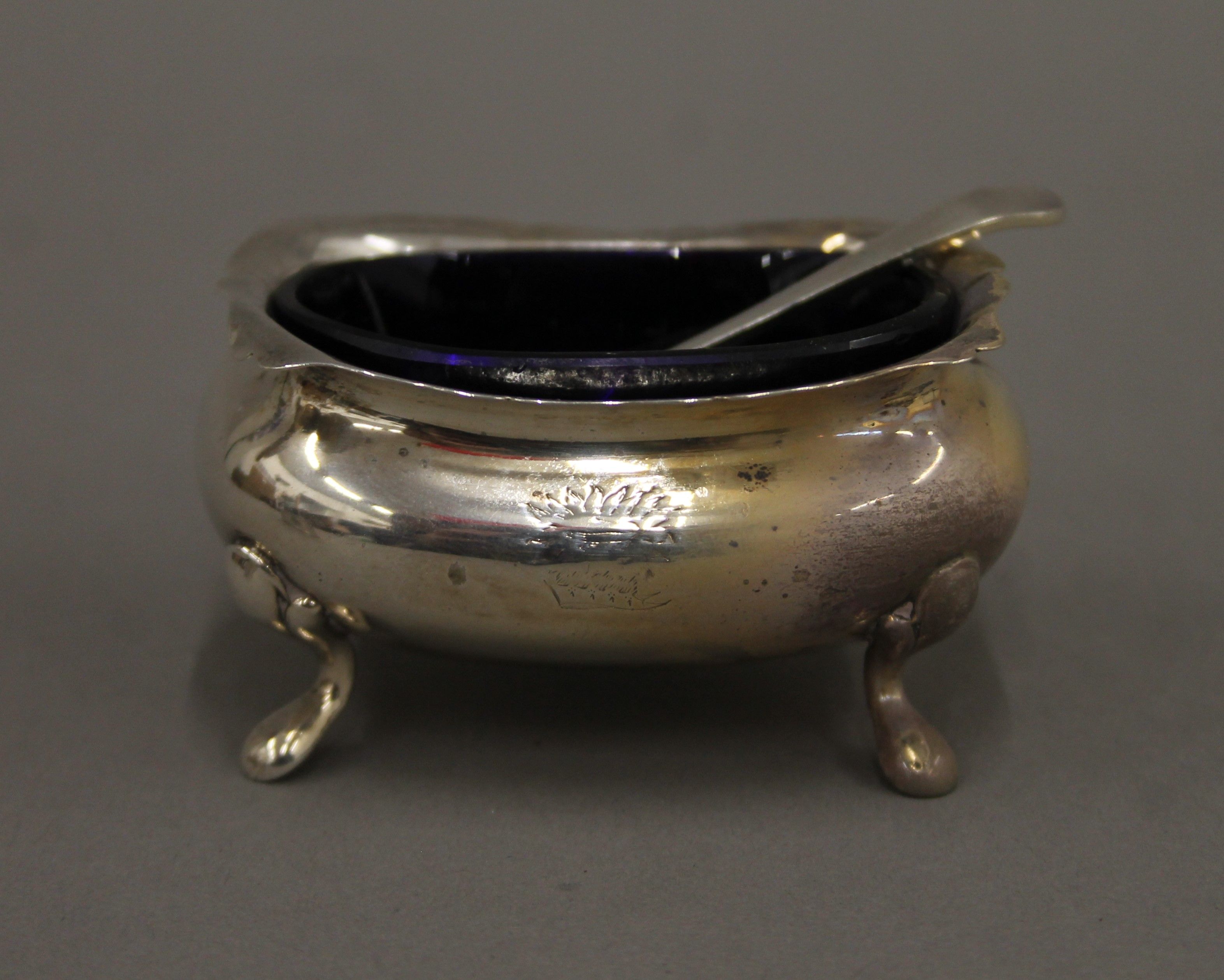 A silver compact, a silver salt and a silver napkin ring. 156.4 grammes. - Image 2 of 11