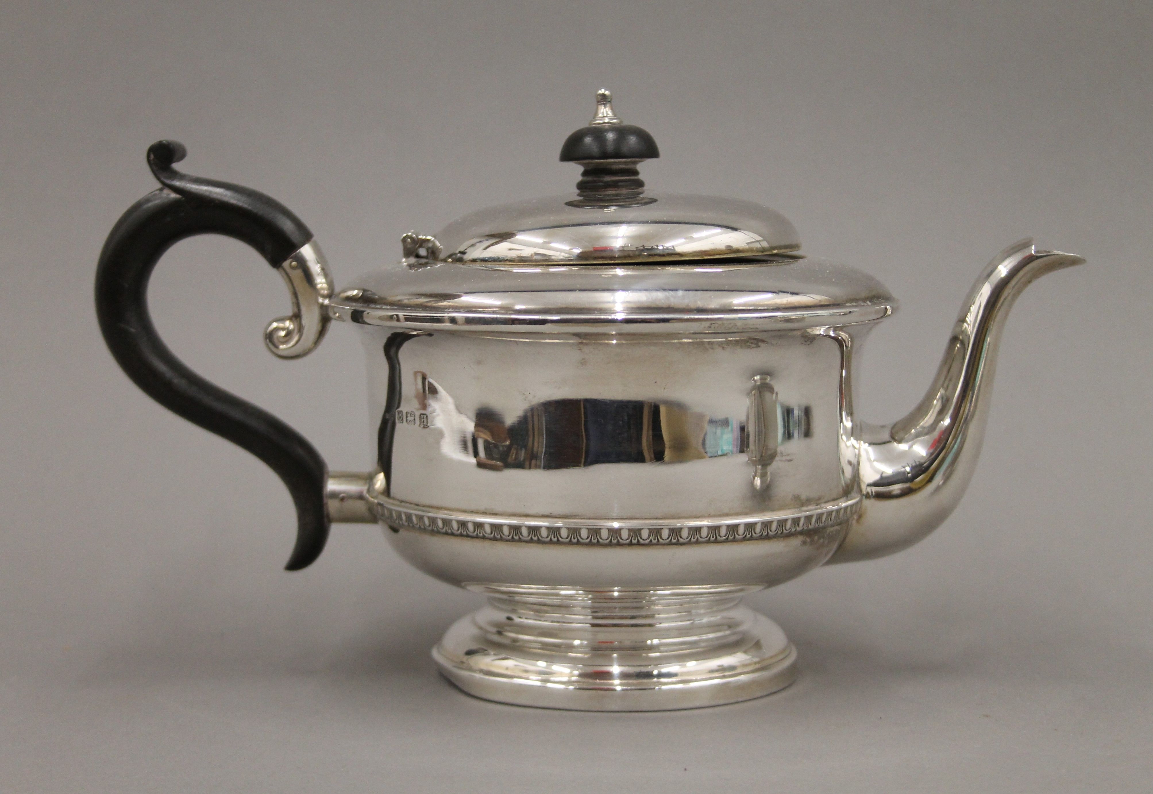 A silver three piece tea set. The teapot 24 cm long. 625.4 grammes total weight. - Image 3 of 6