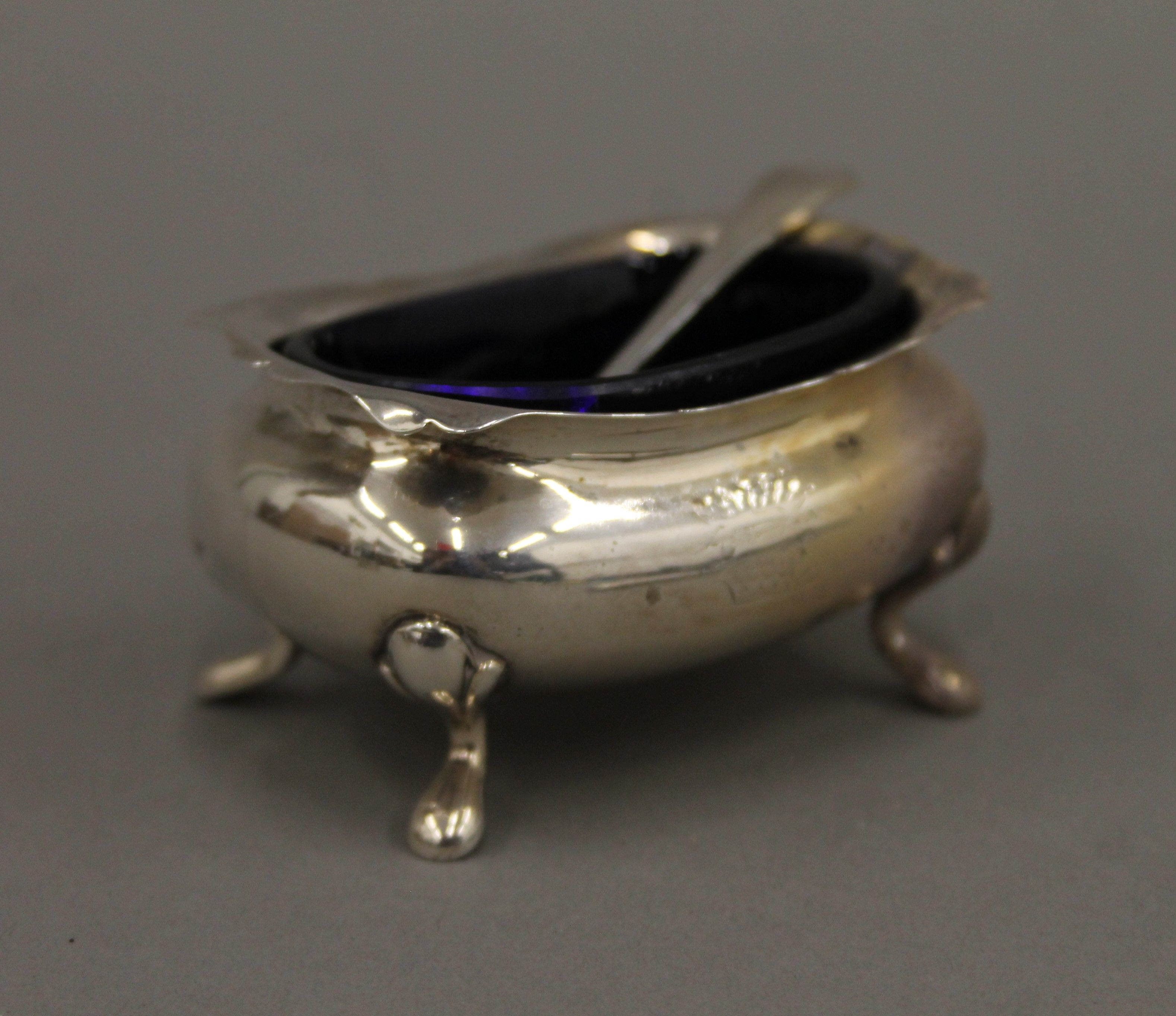 A silver compact, a silver salt and a silver napkin ring. 156.4 grammes. - Image 4 of 11