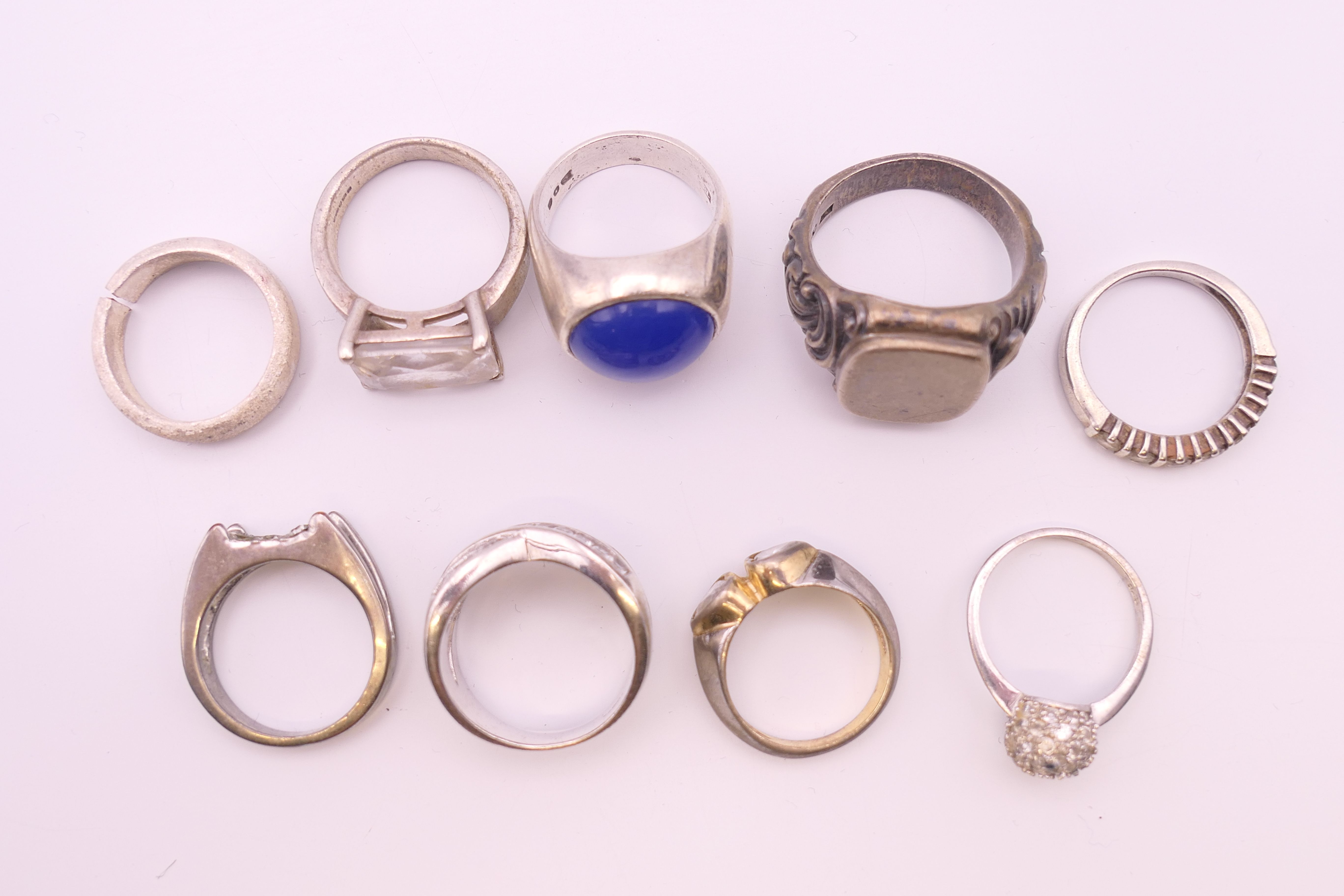 A quantity of silver rings. 56.8 grammes total weight. - Image 7 of 7