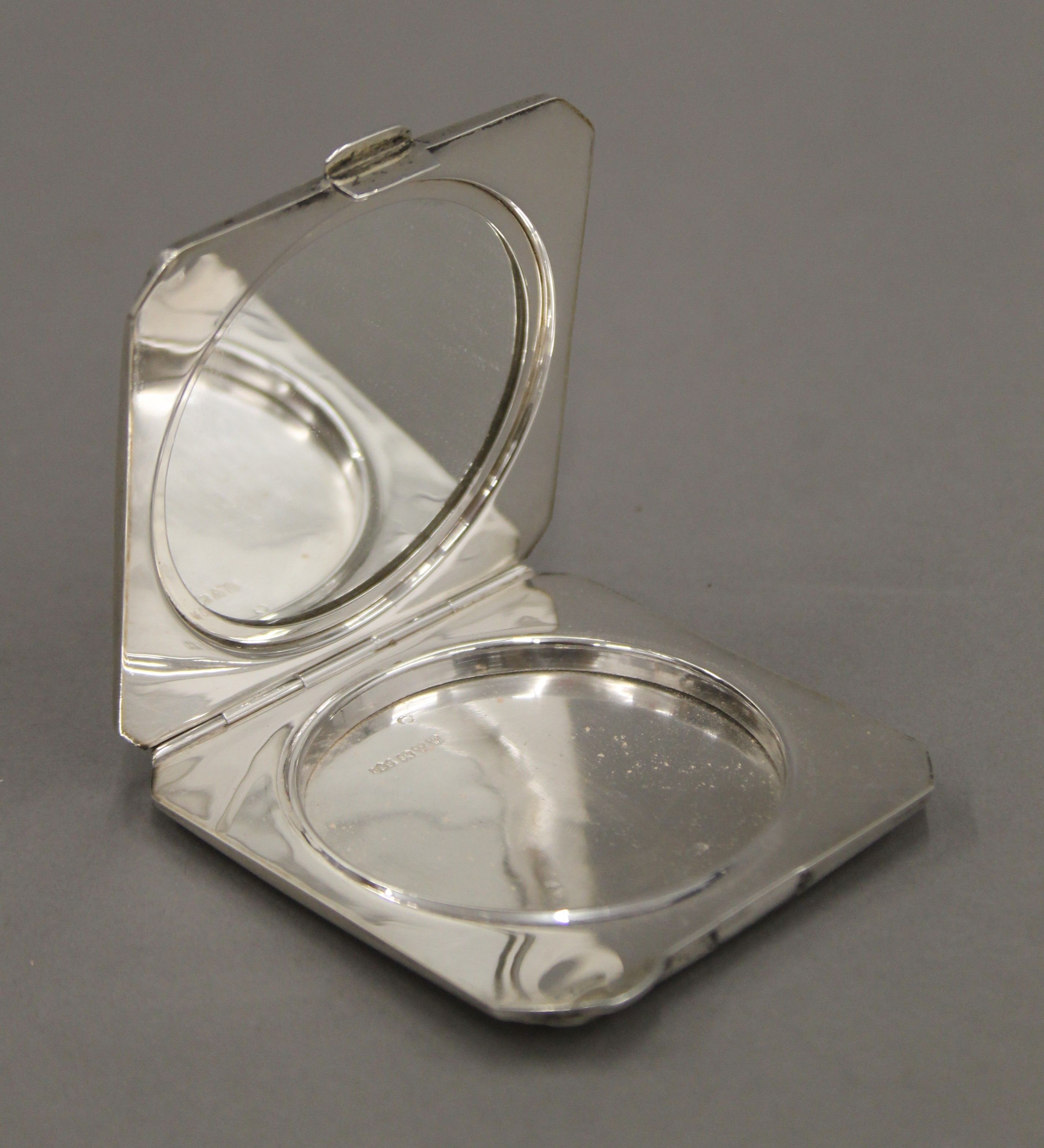 A silver compact, a silver salt and a silver napkin ring. 156.4 grammes. - Image 10 of 11