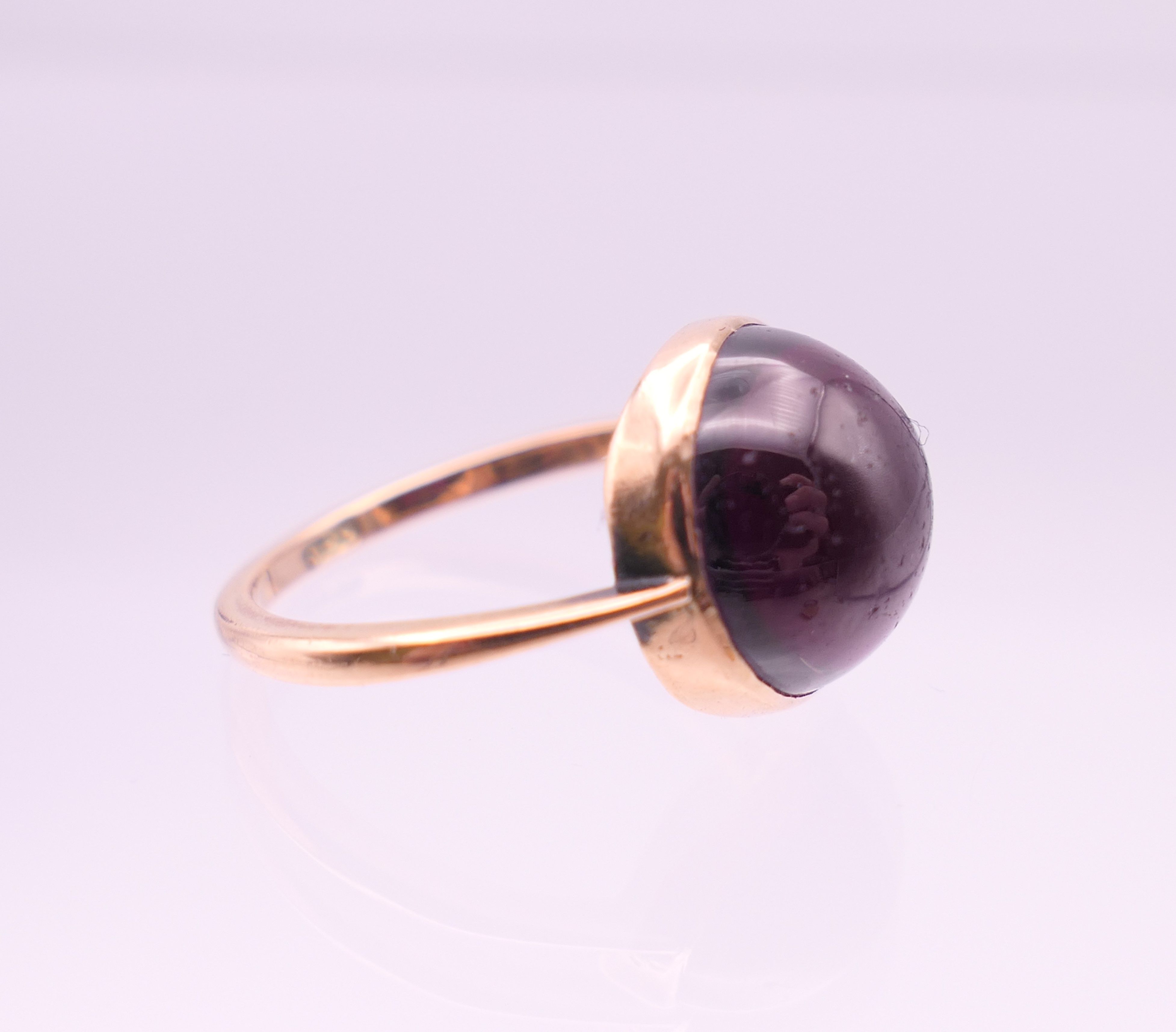 A 9 ct gold cabochon amethyst ring. Ring size N/O. - Image 3 of 7