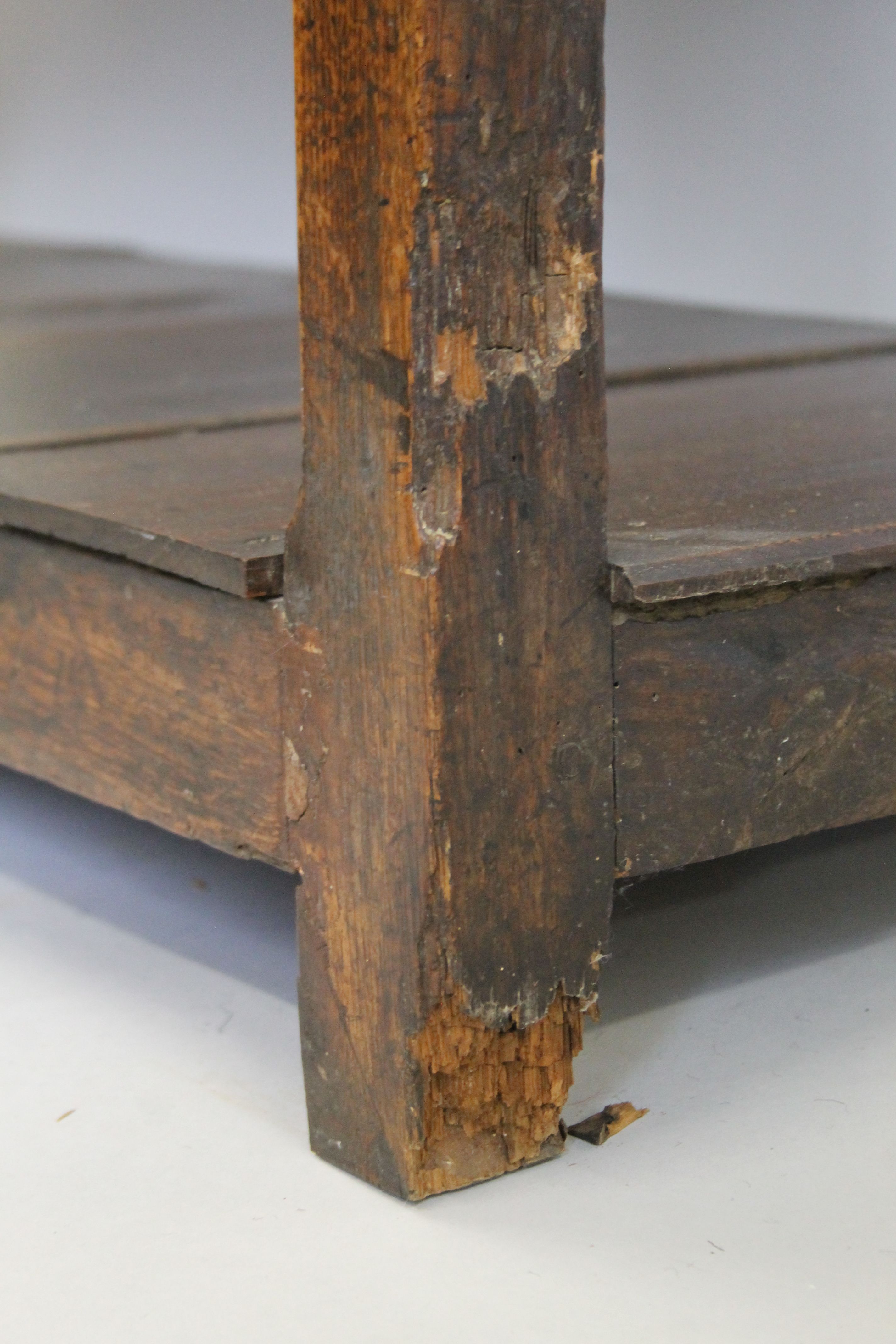 A Georgian oak pot board dresser. 134 cm wide. - Image 8 of 8