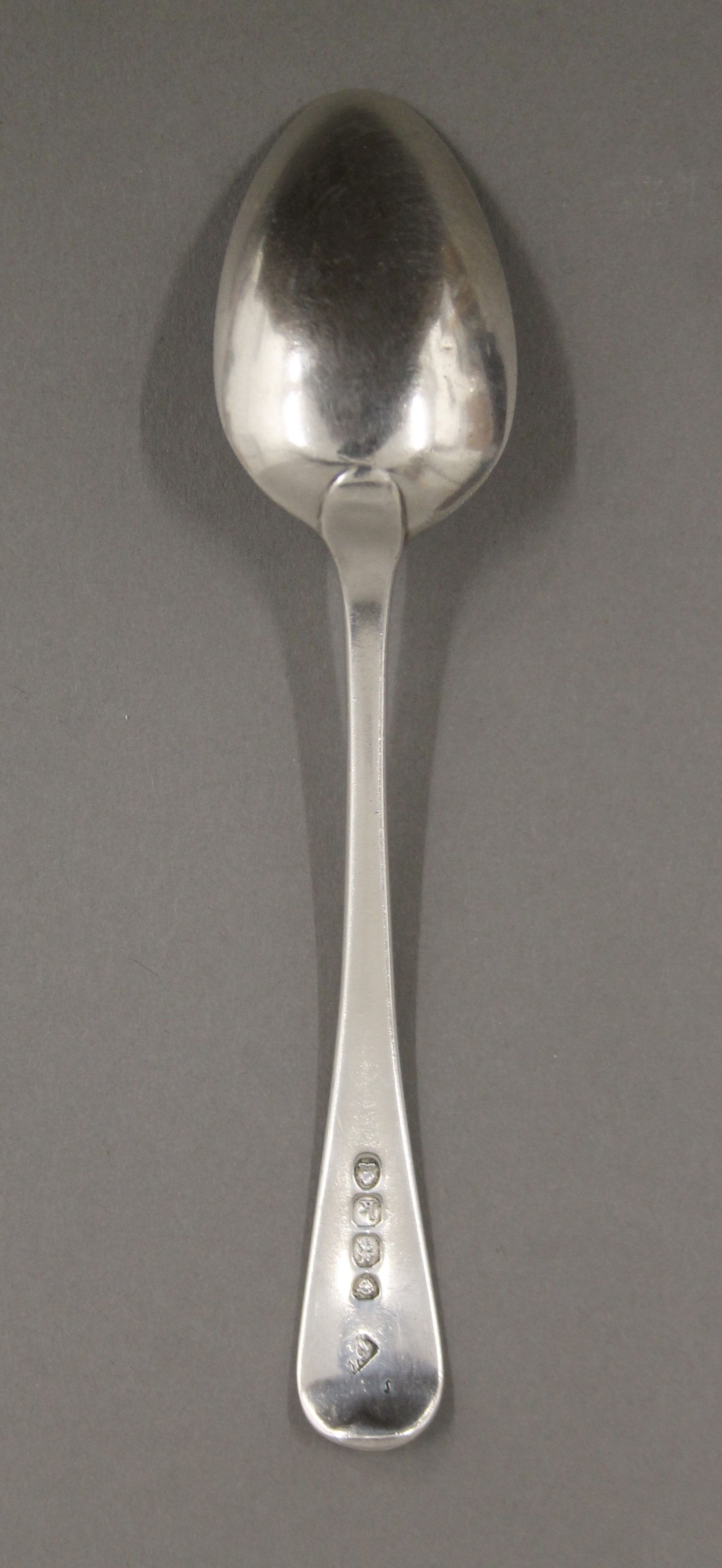 Six Old English pattern silver teaspoons, hallmarked for London. 102.5 grammes. - Image 5 of 6