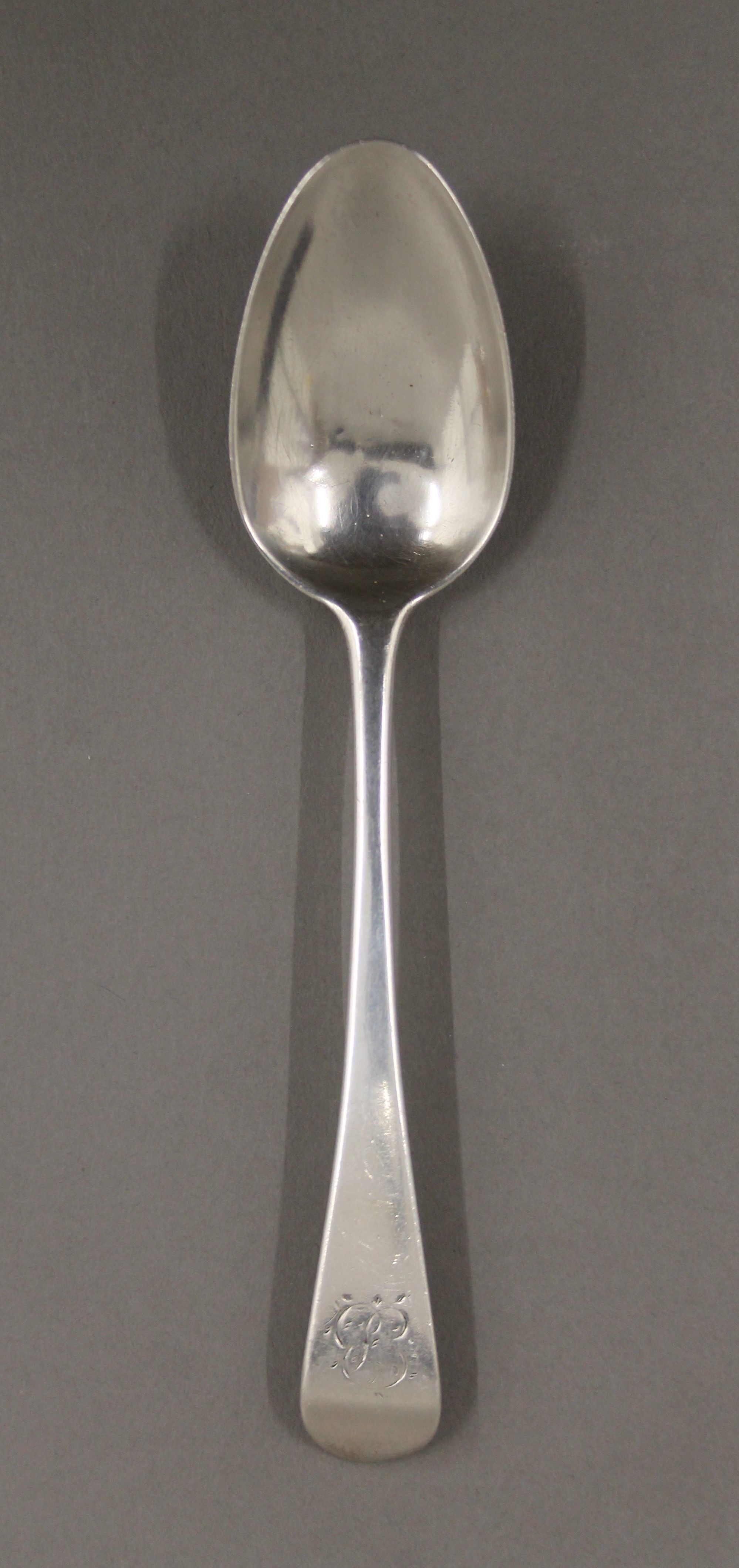 Six Old English pattern silver teaspoons, hallmarked for London. 102.5 grammes. - Image 3 of 6