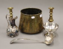 A small quantity of miscellaneous metalware.