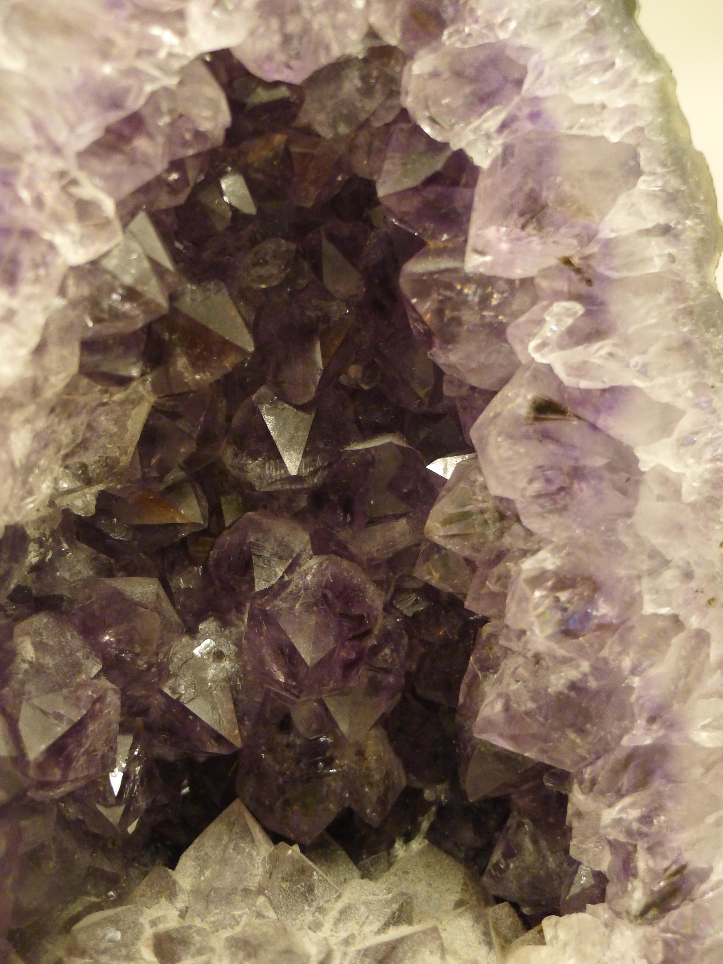 An amethyst geode. 18.5 cm high. - Image 8 of 8