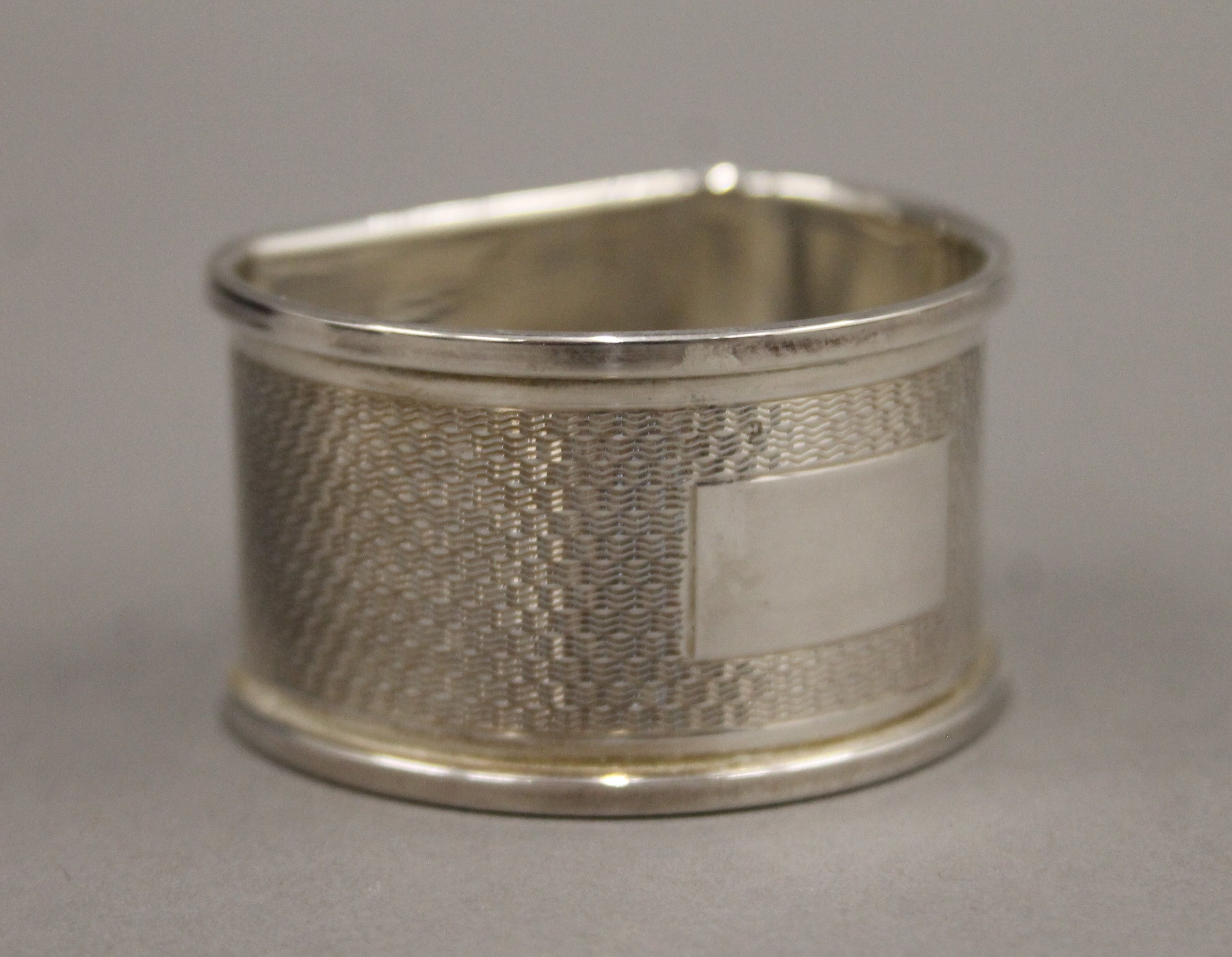 A set of eight silver napkin rings, in boxes. Approximately 128 grammes. - Image 3 of 4