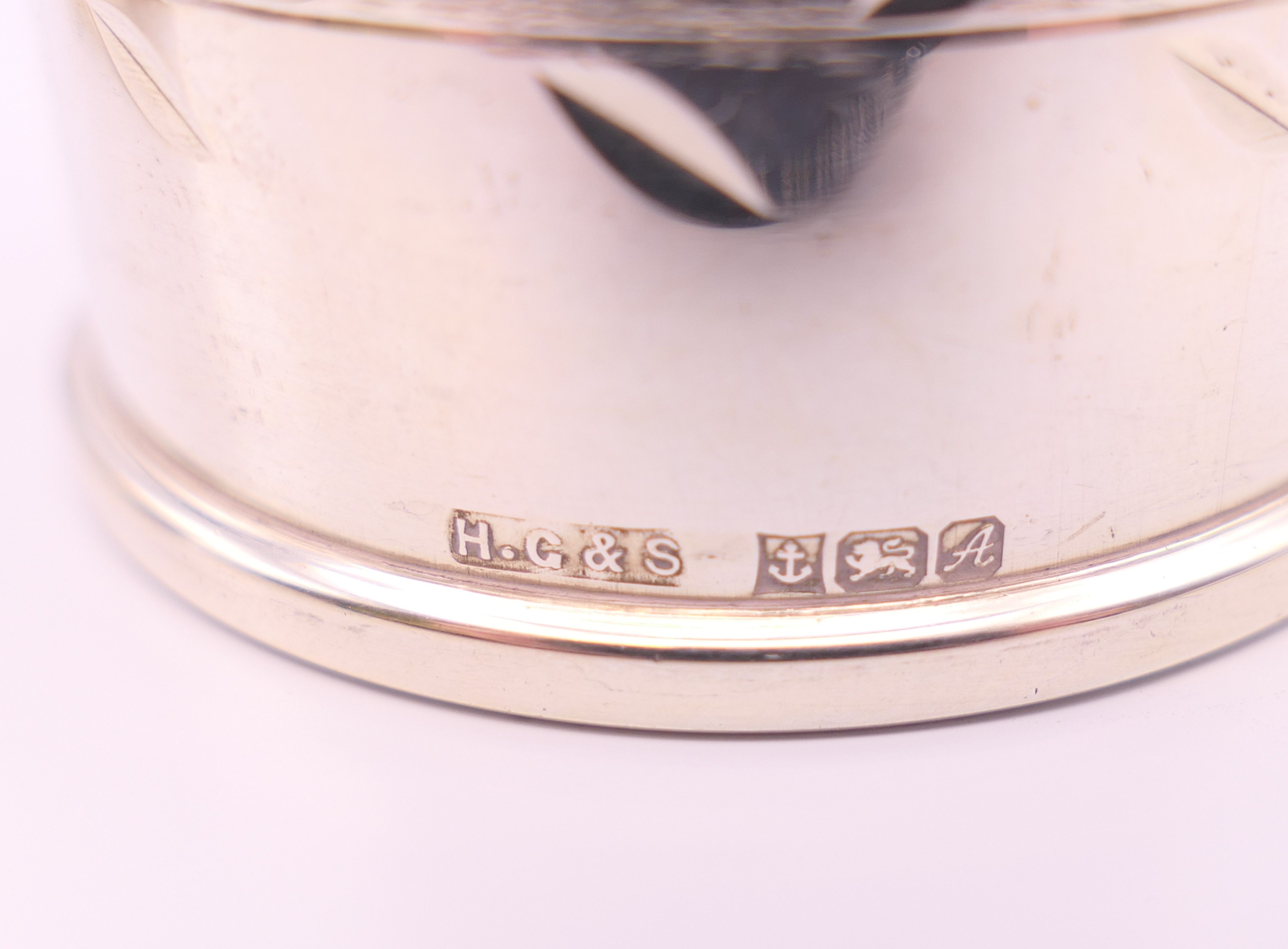 A pair of silver napkin rings. 3 cm high. 36.7 grammes. - Image 4 of 5