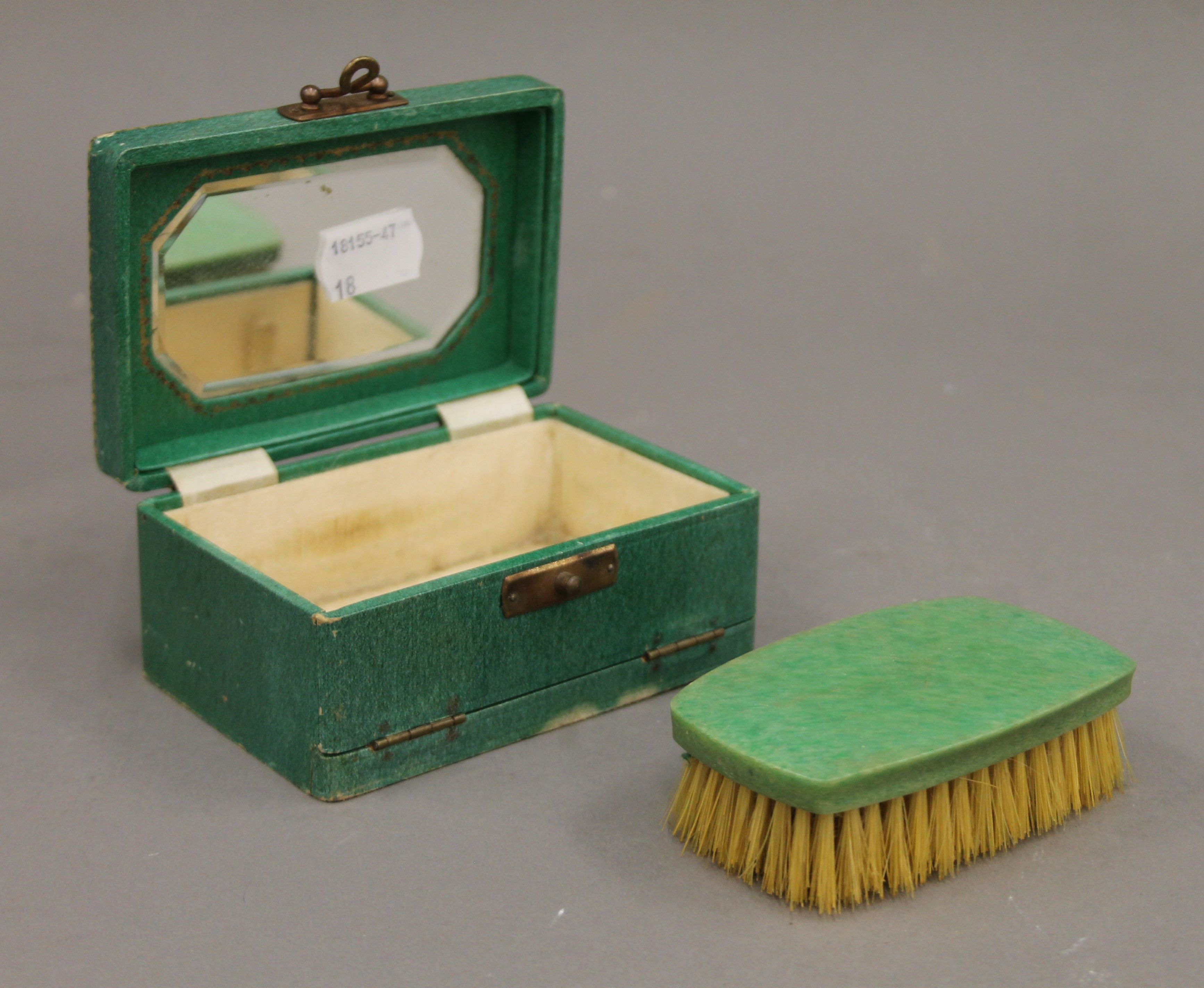 A cased clock, a magnifying glass and a box. The magnifying glass 17 cm long. - Image 4 of 4