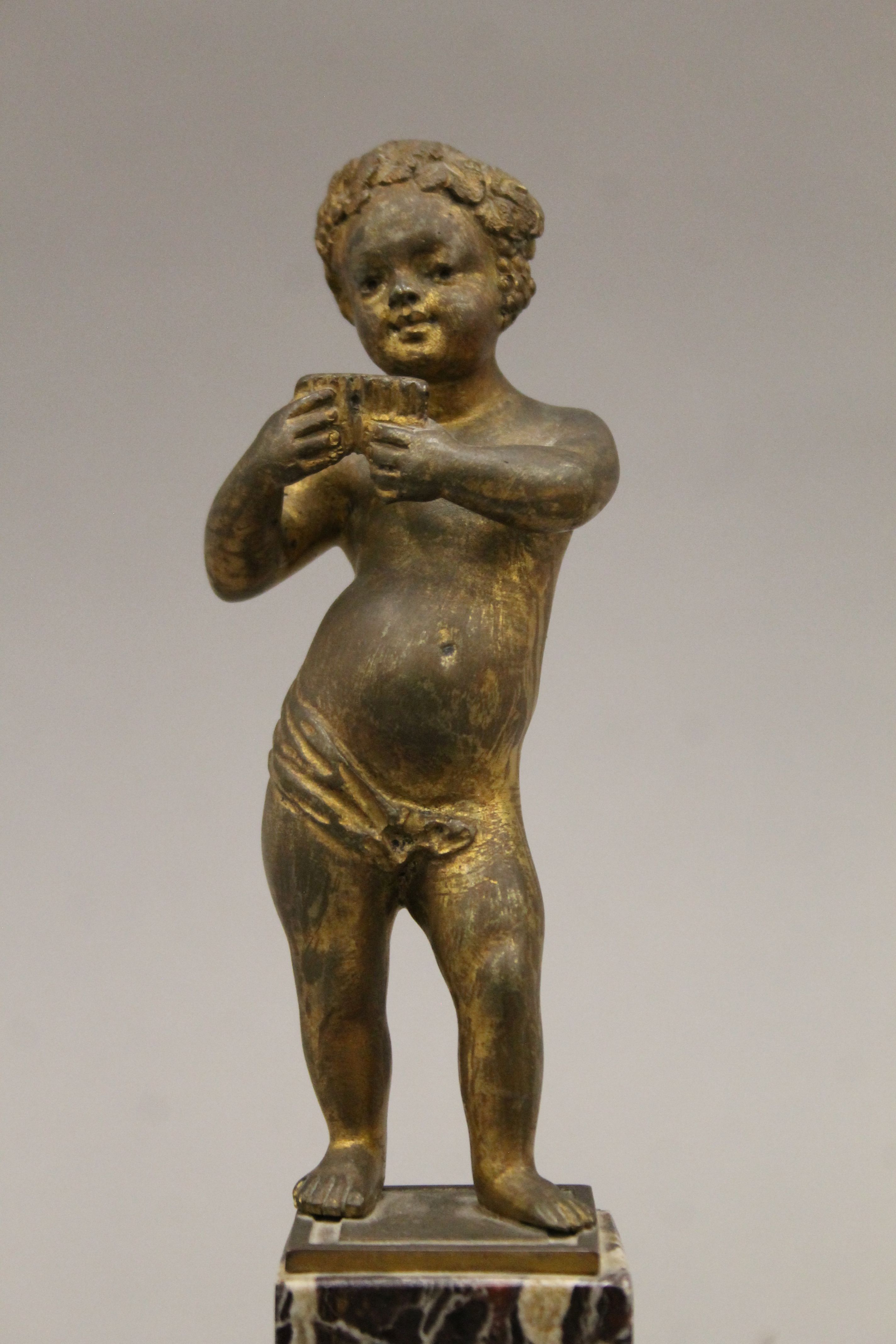 A pair of bronze putto, on marble bases. The largest 27 cm high. - Image 6 of 7