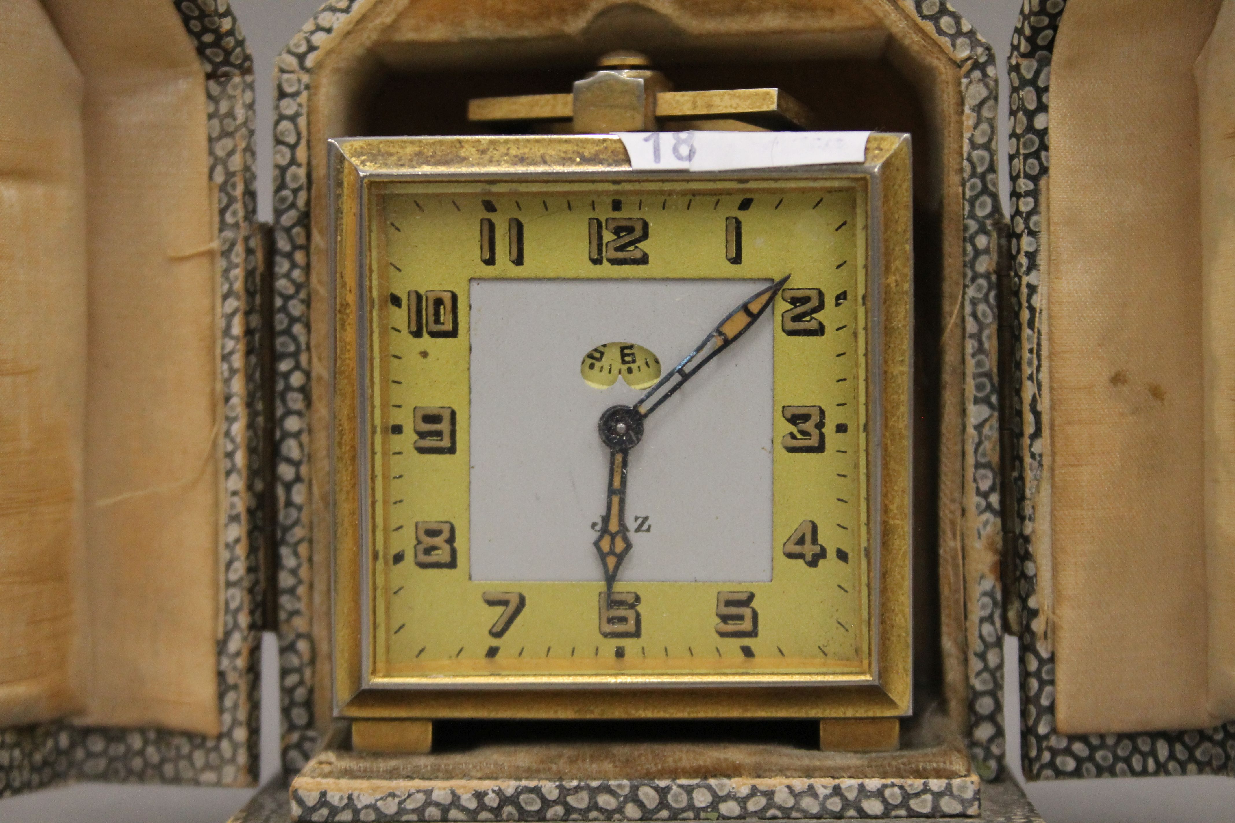 A cased clock, a magnifying glass and a box. The magnifying glass 17 cm long. - Image 3 of 4