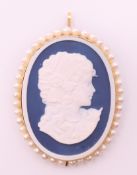 An 18 ct gold framed cameo brooch. 4.5 cm high.