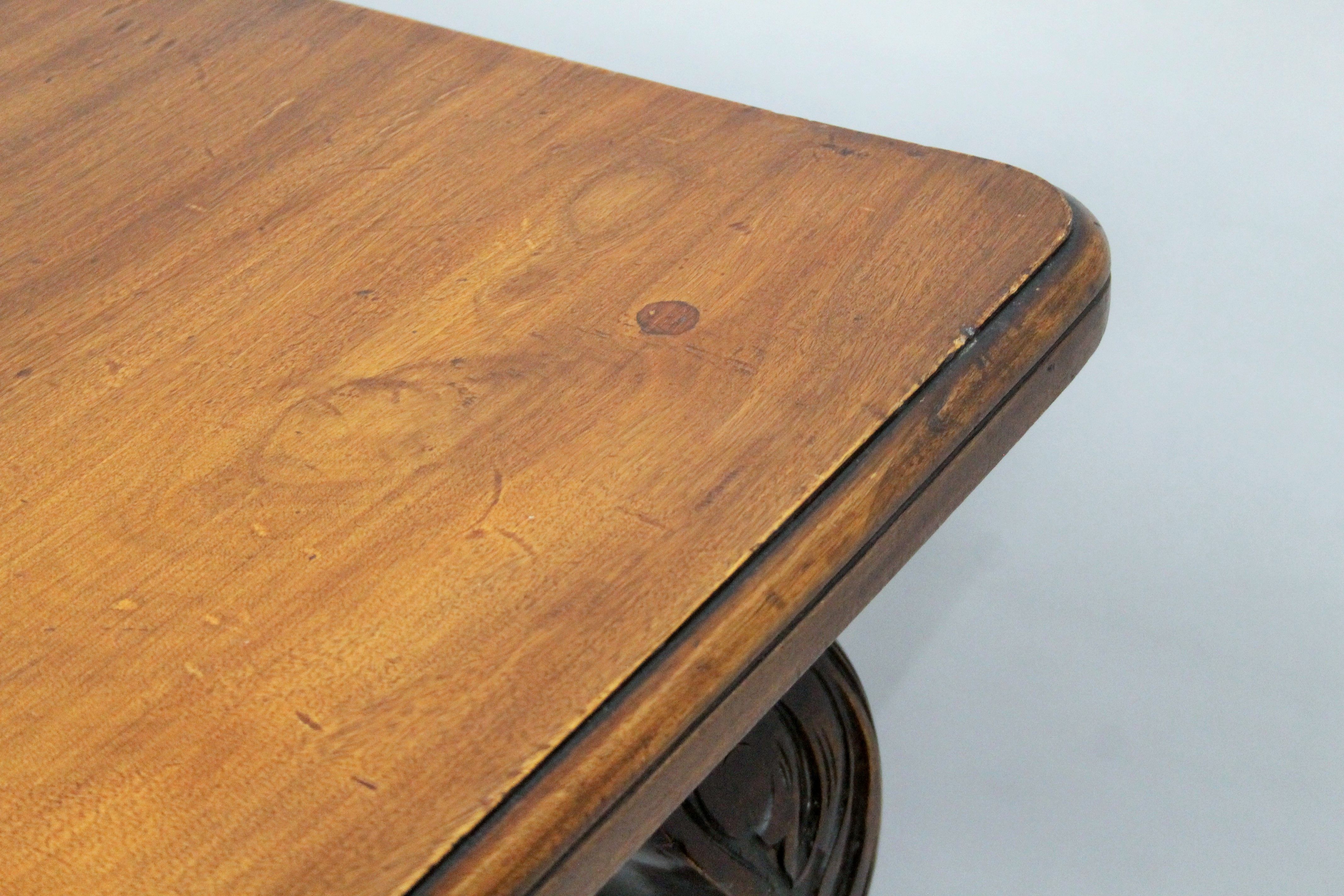 A Victorian mahogany single leaf extending dining table. 140 cm long extended x 102 cm wide. - Image 4 of 6