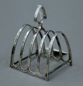 A silver toast rack. 8 cm wide. 94 grammes.