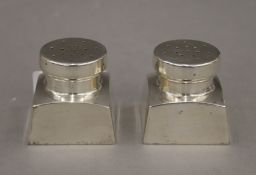 A pair of American Gorham sterling silver pepperettes. 4 cm high.